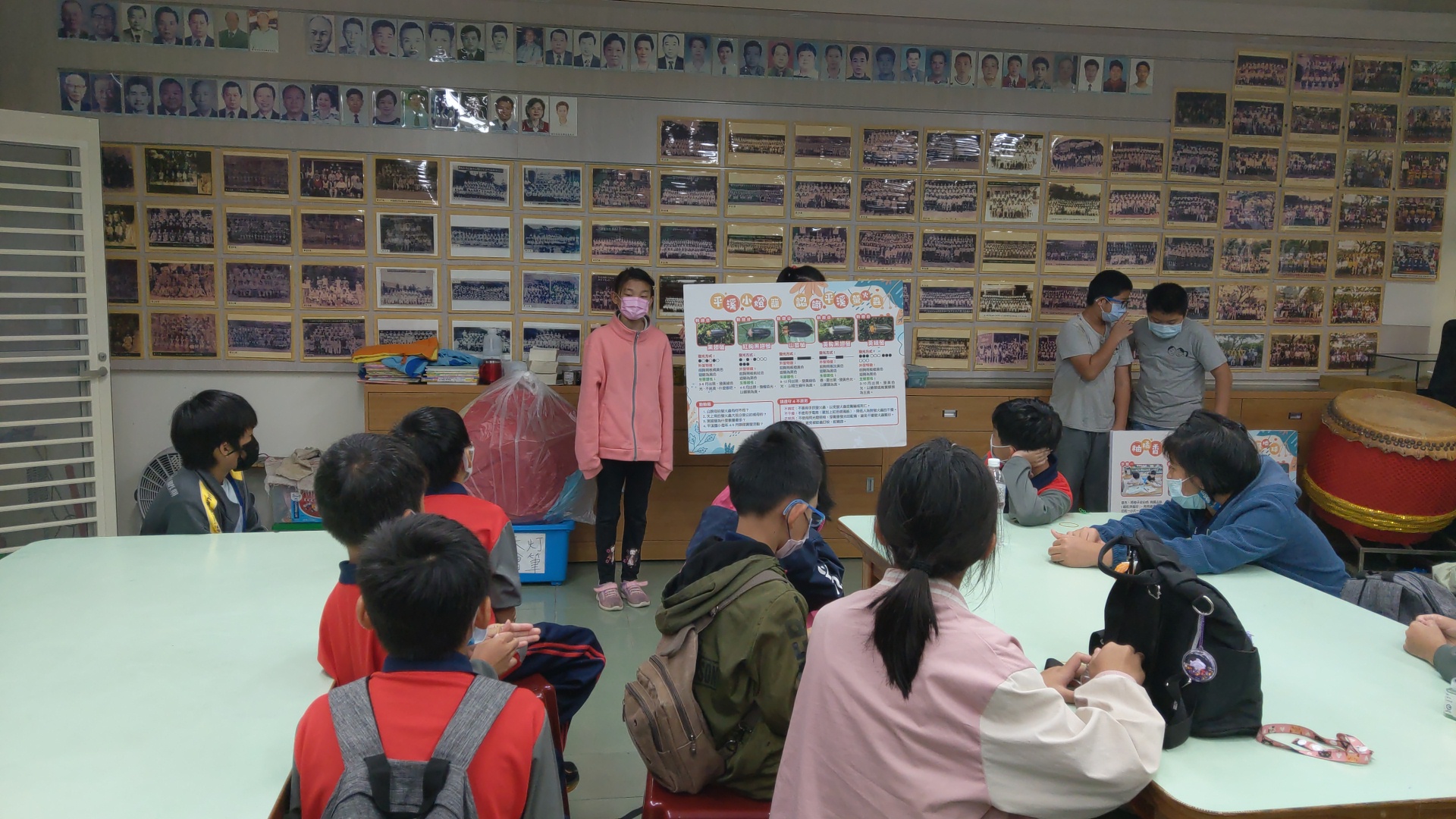 平溪國小學生導螢火蟲生態
