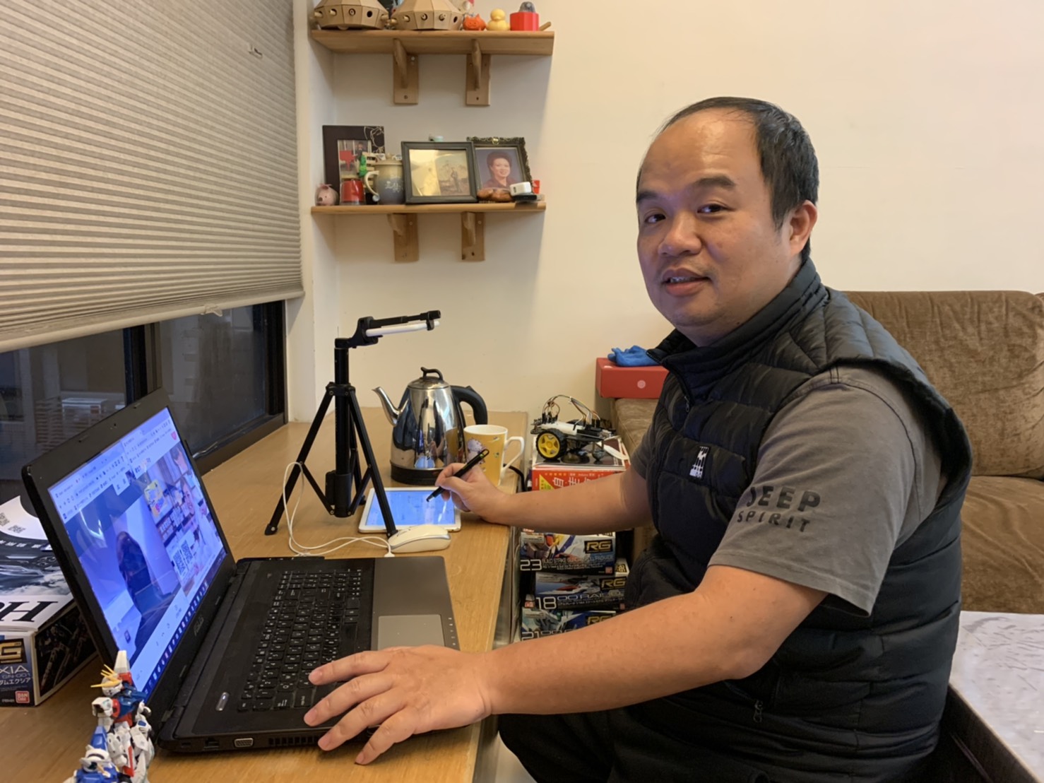 龍埔國小施信源老師把自己的視訊教學錄製成影片，並大方分享在YouTube