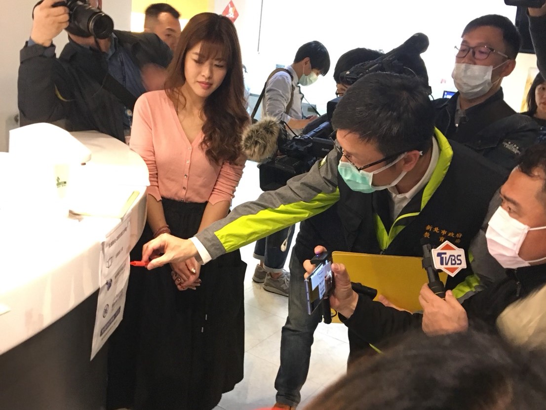 張明文局長隊至補習班訪查