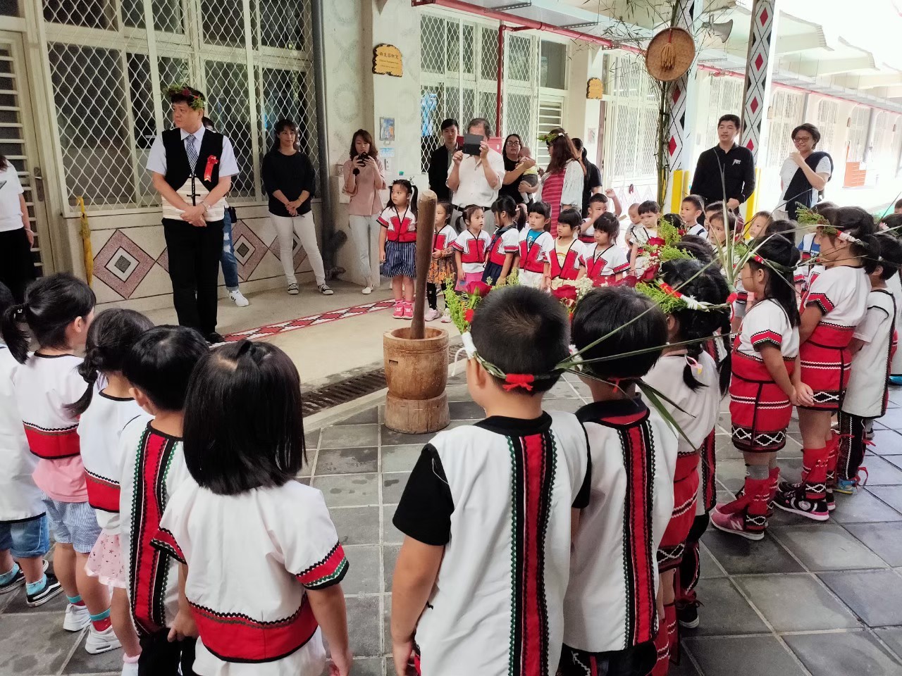 烏來國中小校長為大家祝福勉勵，感謝與會的貴賓和家長們