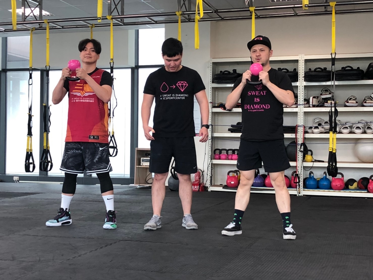 三重運動中心執行長林志儫(右1)率教練群錄製防疫運動短片