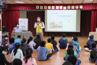 校長開場介紹詩人