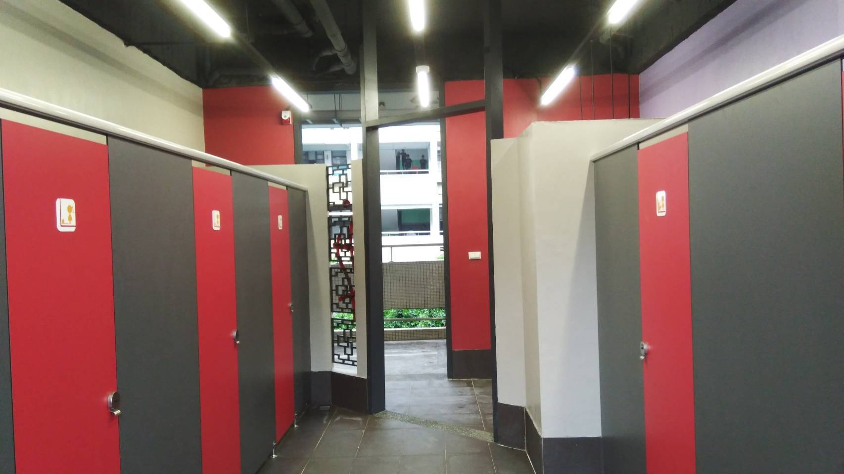 融入藝術概念的空間設計兼具通風、採光、乾爽、開闊及美感，讓孩子們很享受來這裡如廁