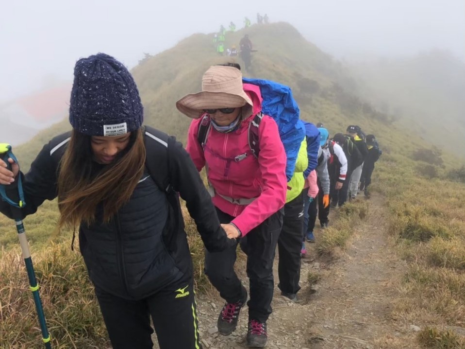 三重高中學生一路牽著視障者登上合歡山主峰