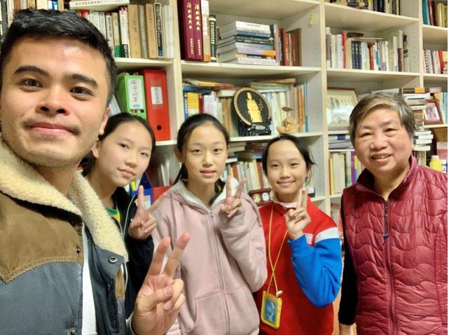 新北市中正國小資優班李家兆老師帶領學生走訪中央研究院，蒐集文獻資料及訪問專家學者