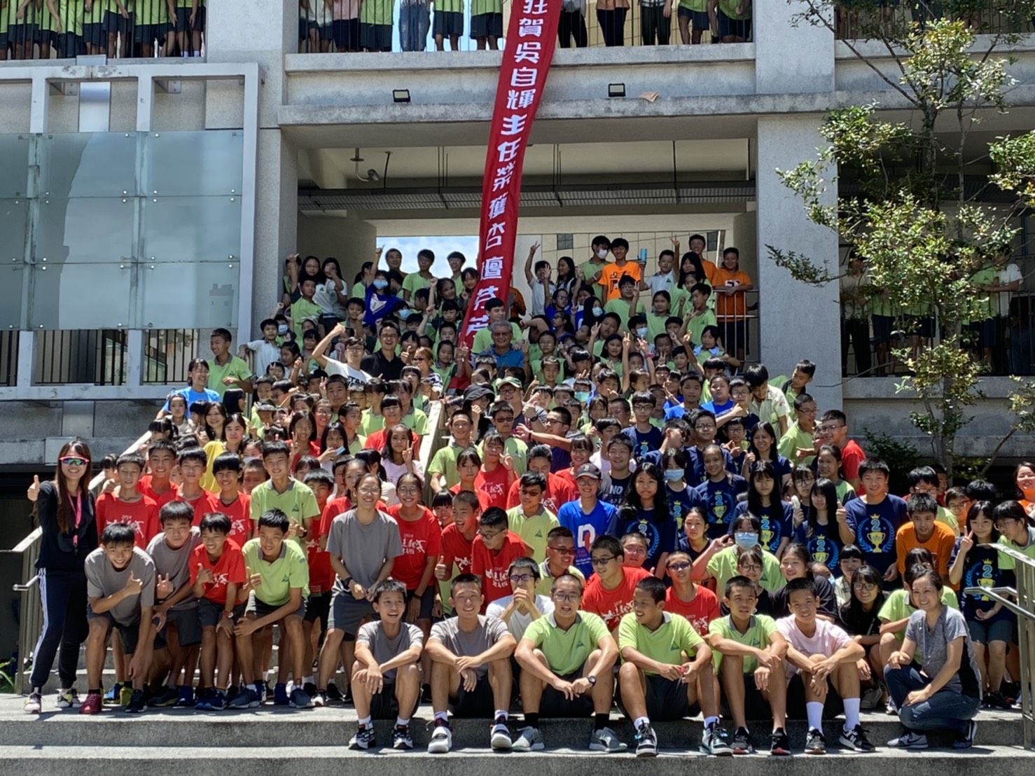 吳自輝主任獲杏壇芬芳獎 達觀國中小師生同慶