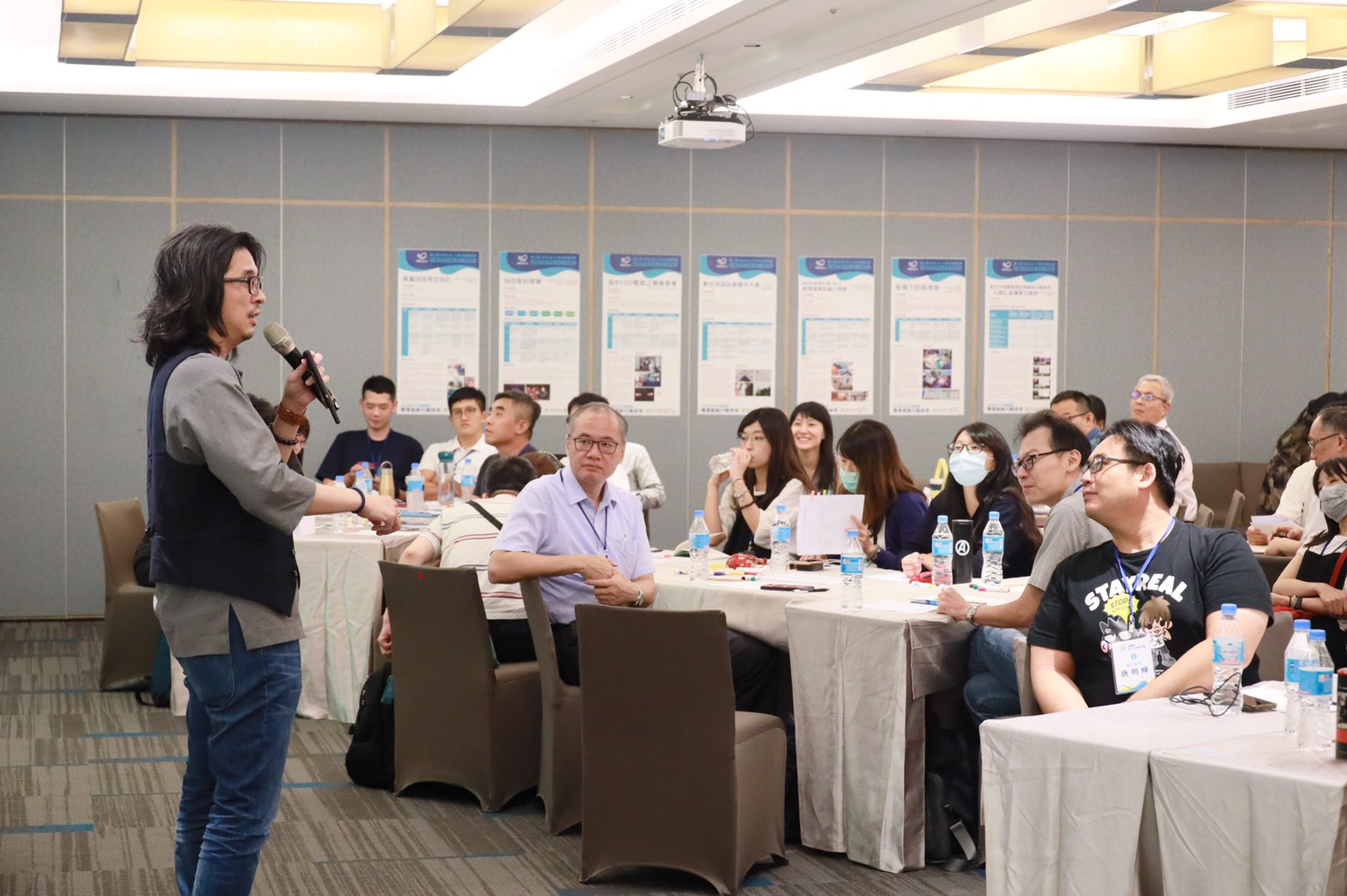 活動中規劃課程研發與實習技能卓越教師之成果分享，並由蔣偉民副局長頒發獎狀