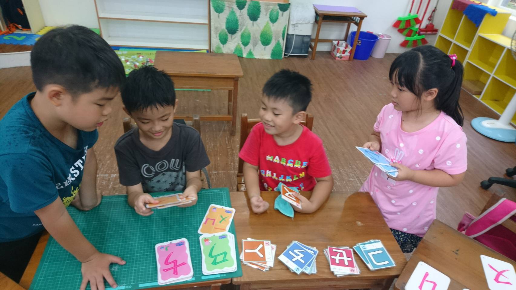 2.濂洞國小混齡教學，低年級群體共學注音符號