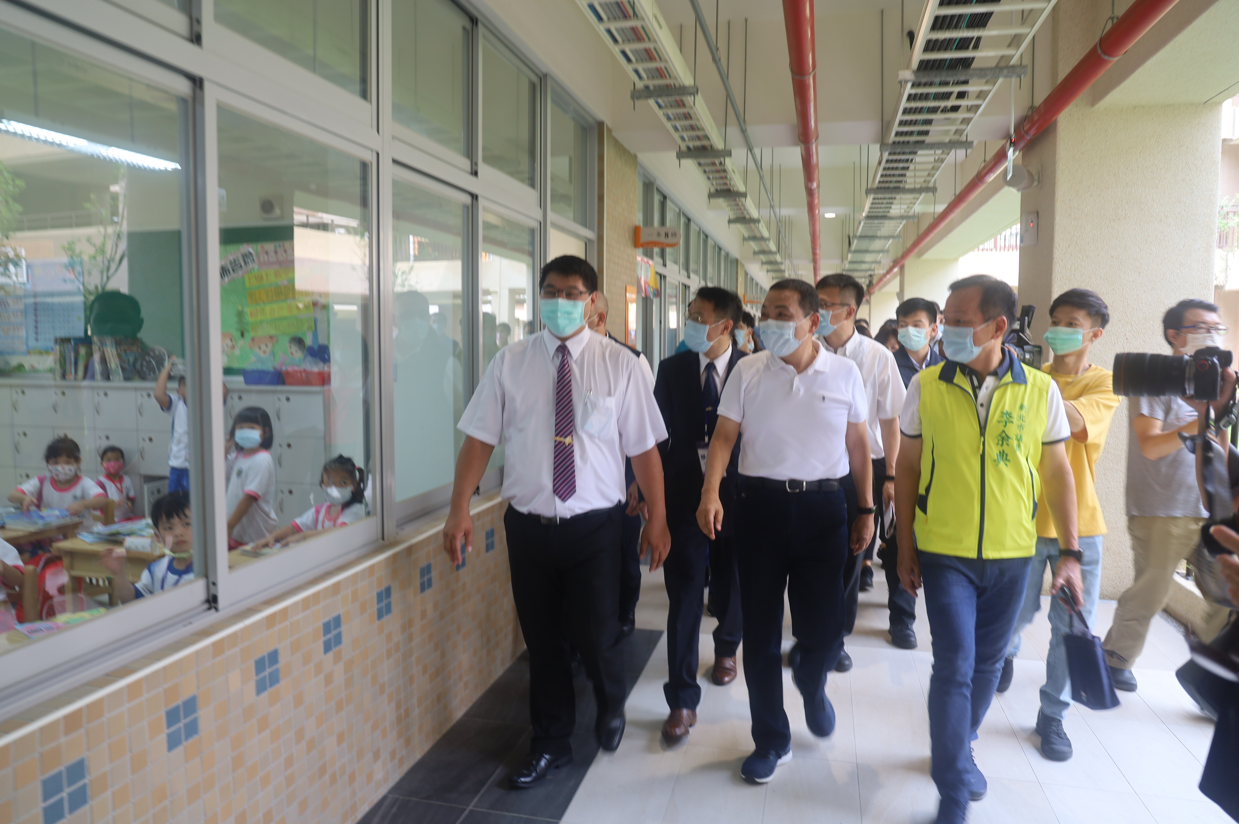 4.新北巿長侯友宜主持碧華國小啟用典禮，也在開學週巡校園關心孩子上課情況