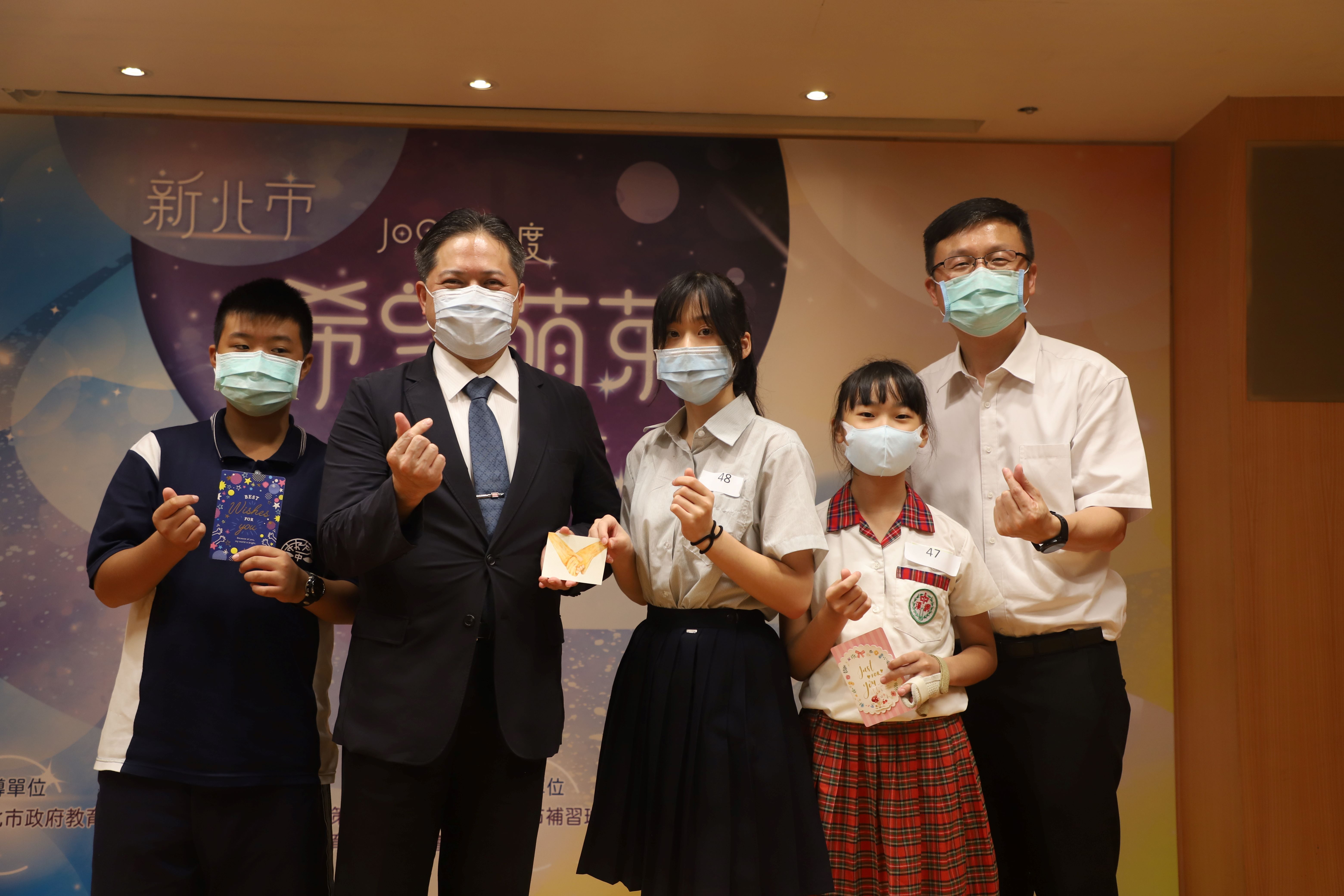 2.受益學生致贈感謝狀給吳明機副市長