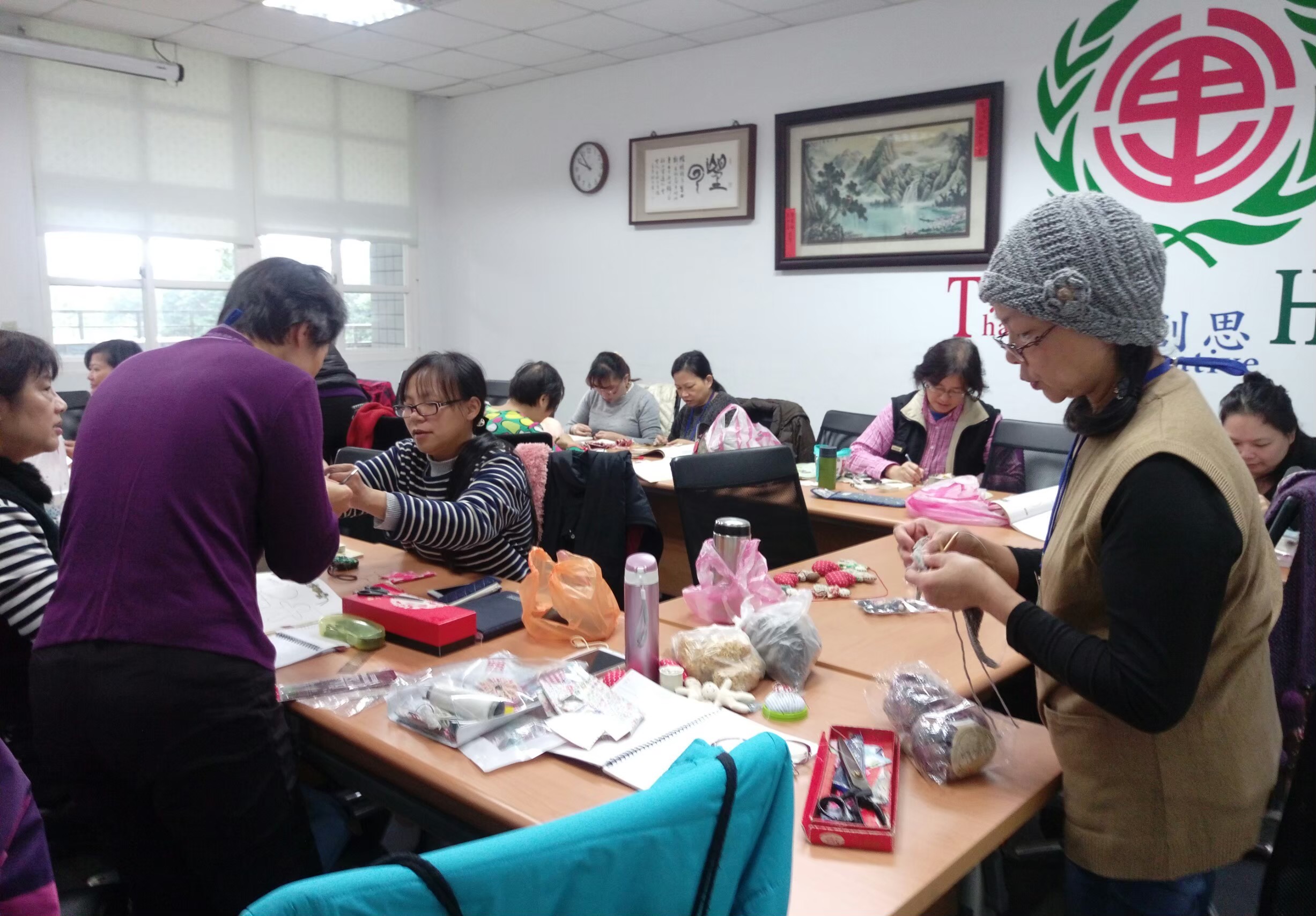 5.八里區樂齡學習中心環保創意女紅班學員投入課程
