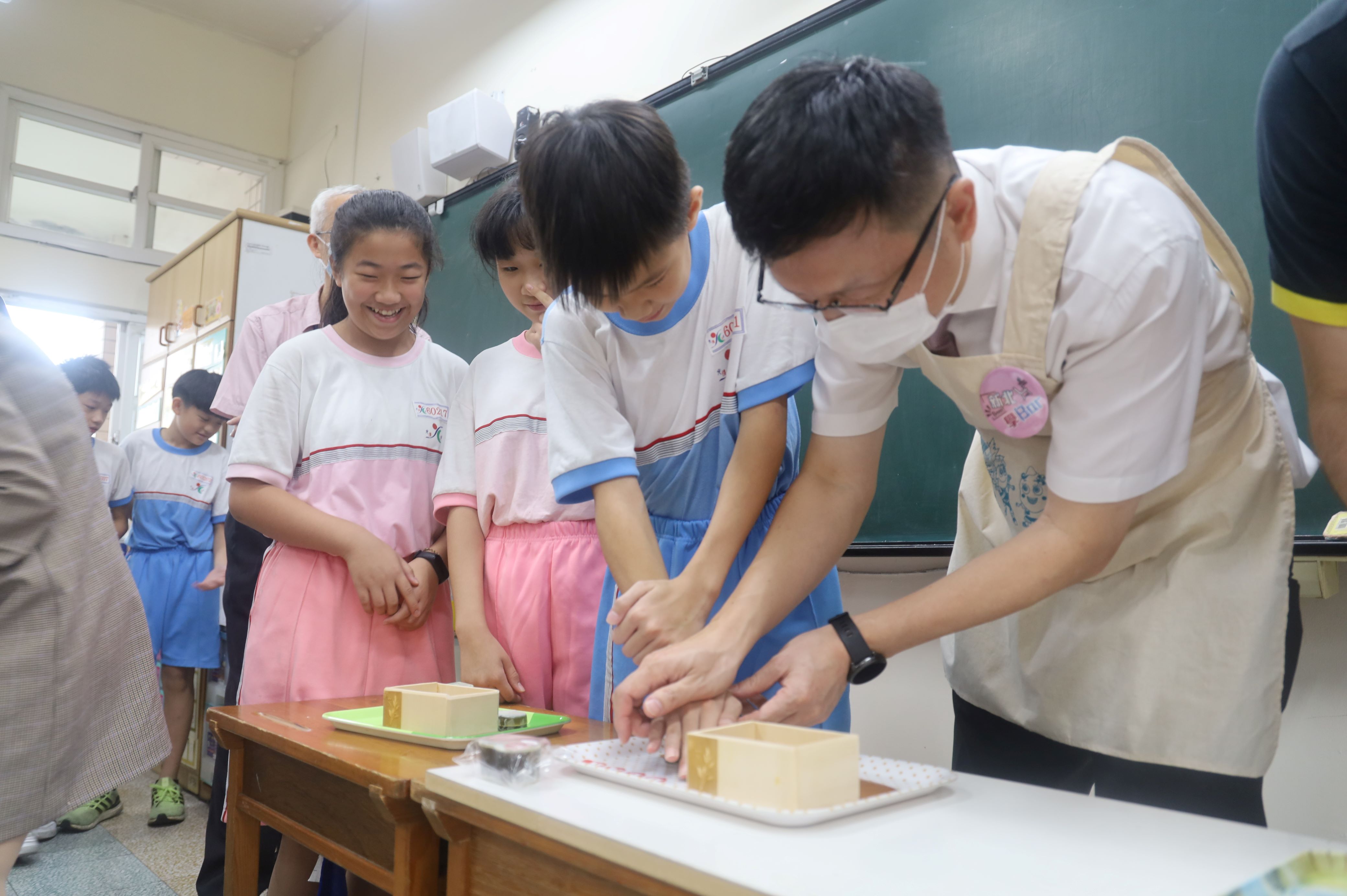 4.局長與學生從日光農場中現摘艾草製作艾草皂