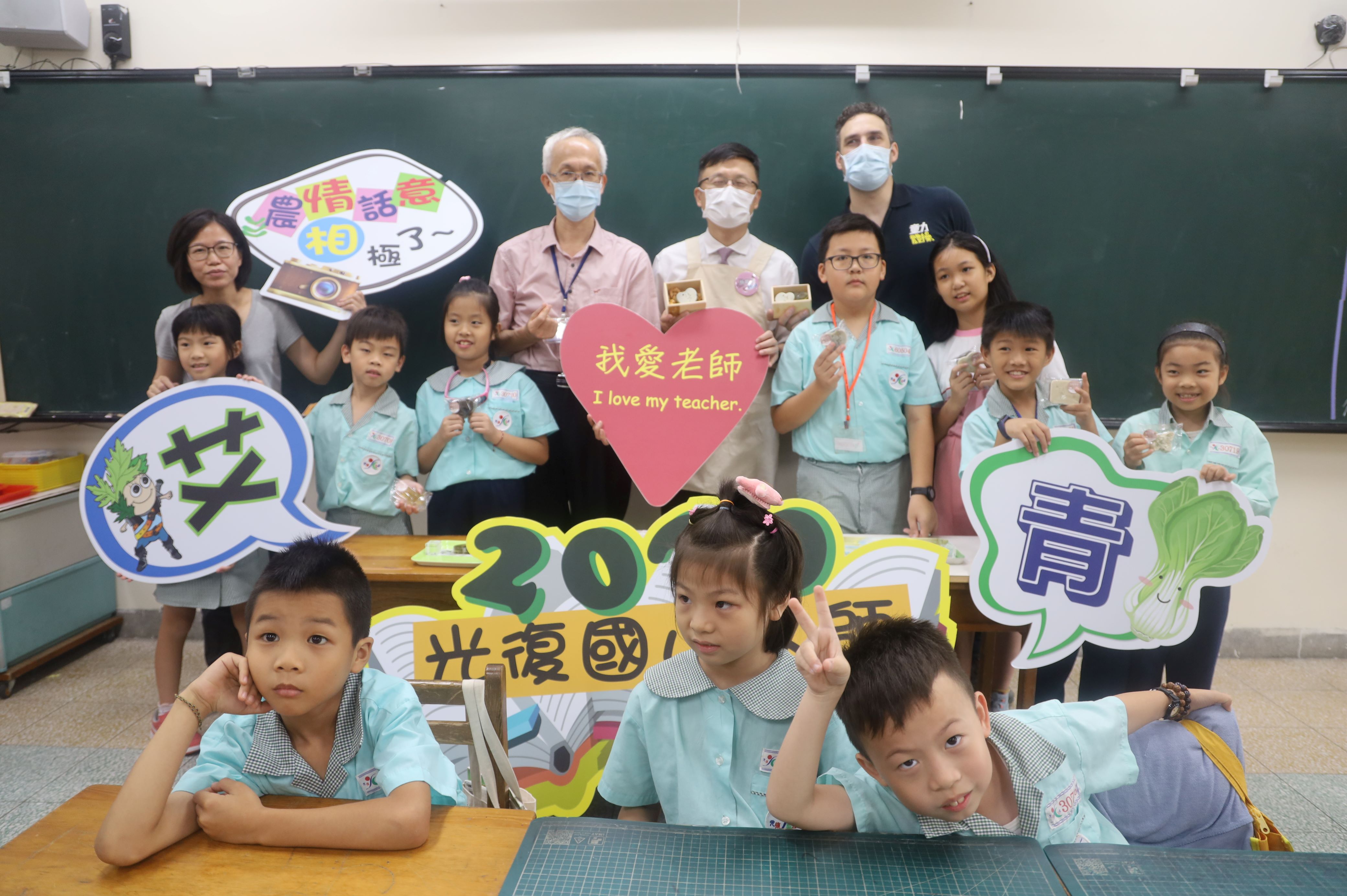 5.教育局長張明文與學生從日光農場中現摘艾草及水耕蔬菜苗，包裝有機蔬菜花束及製作艾草皂，並由局長擔任食農大使代表致贈教師及外師