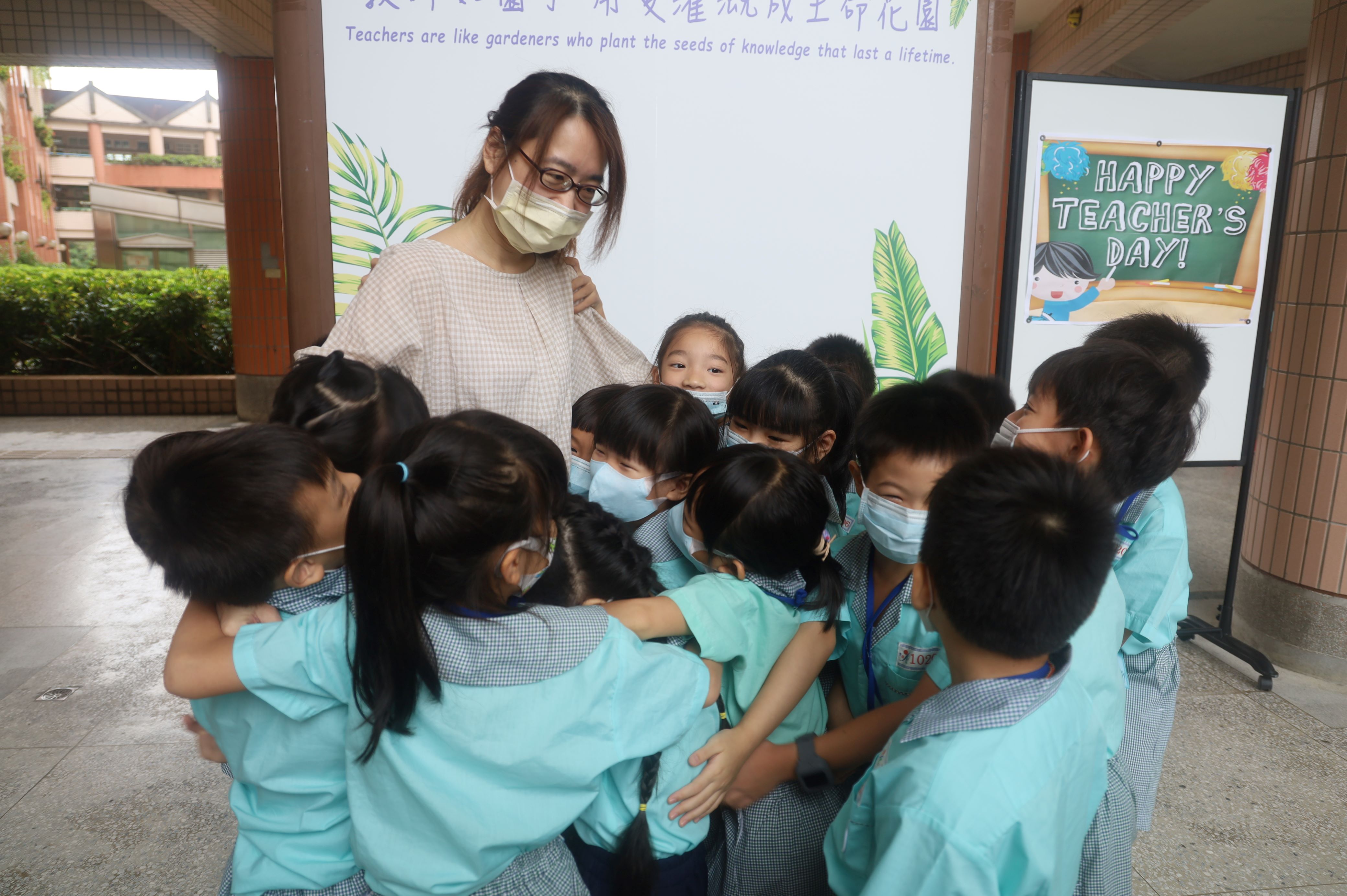 7.光復國小學生在教師節以熱情擁抱向老師表達愛意