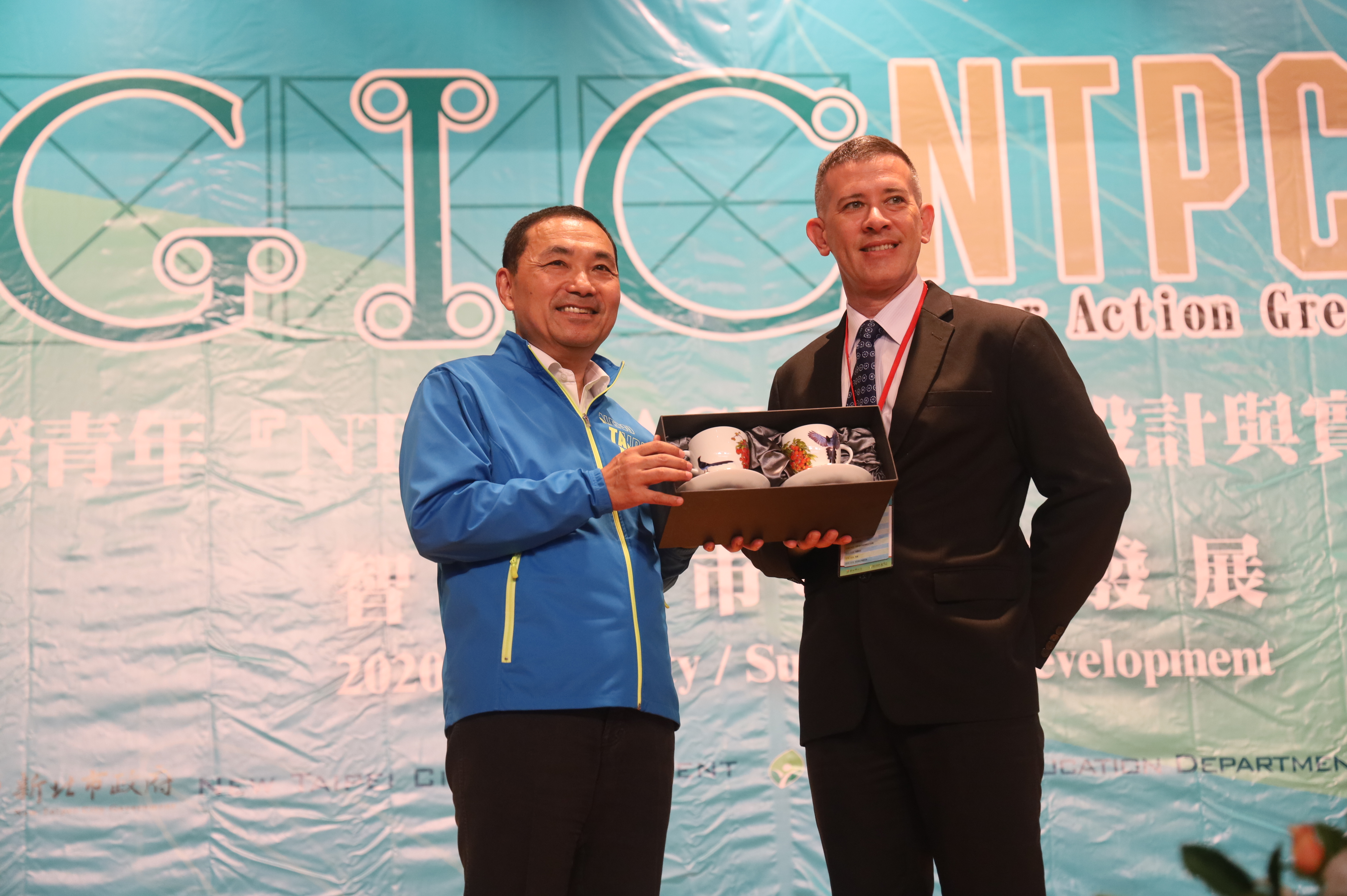 4.新北巿邀請澳大利亞昆士蘭州貿易暨投資辦事處代表劉培希(Patrick Hafenstein)進行大會演講並致贈紀念品