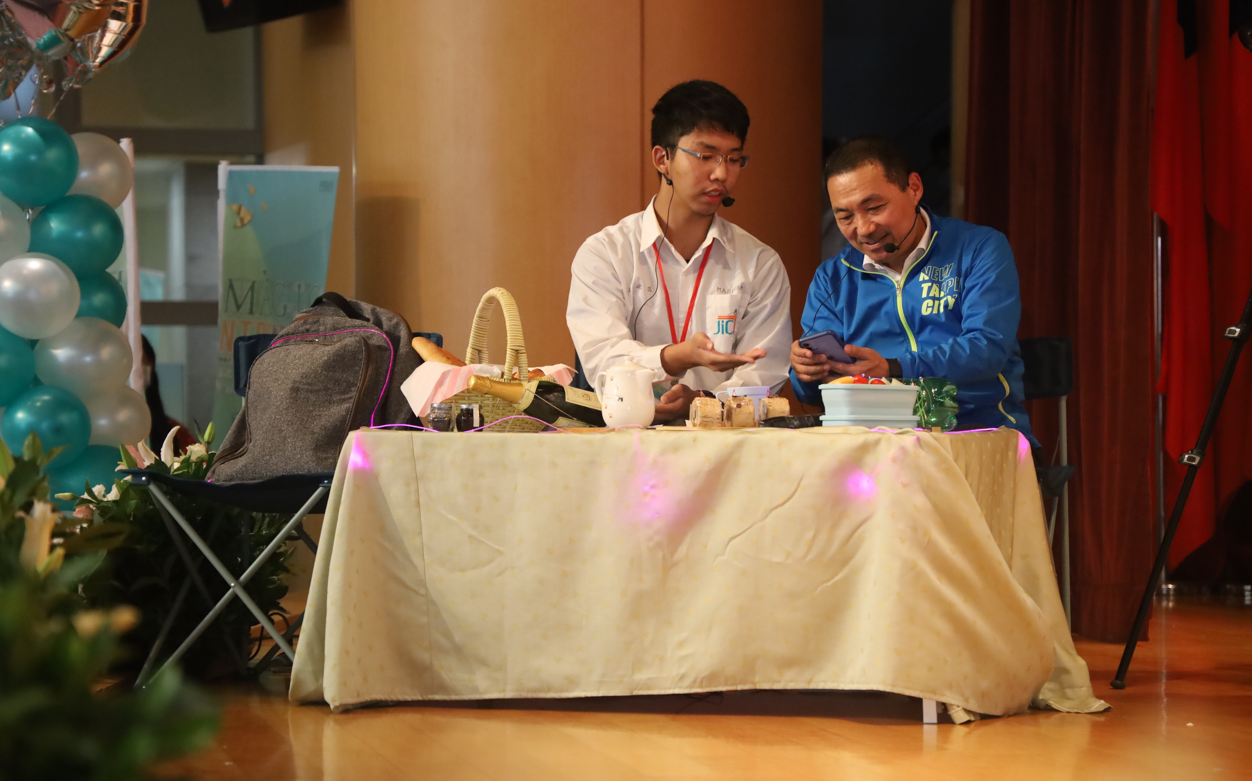 7.侯友宜市長與樟樹實中吳峻廷同學共同體驗台美跨國專題創作「飽可夢GO：循環創生遊戲野餐包」，並進行跨國視訊
