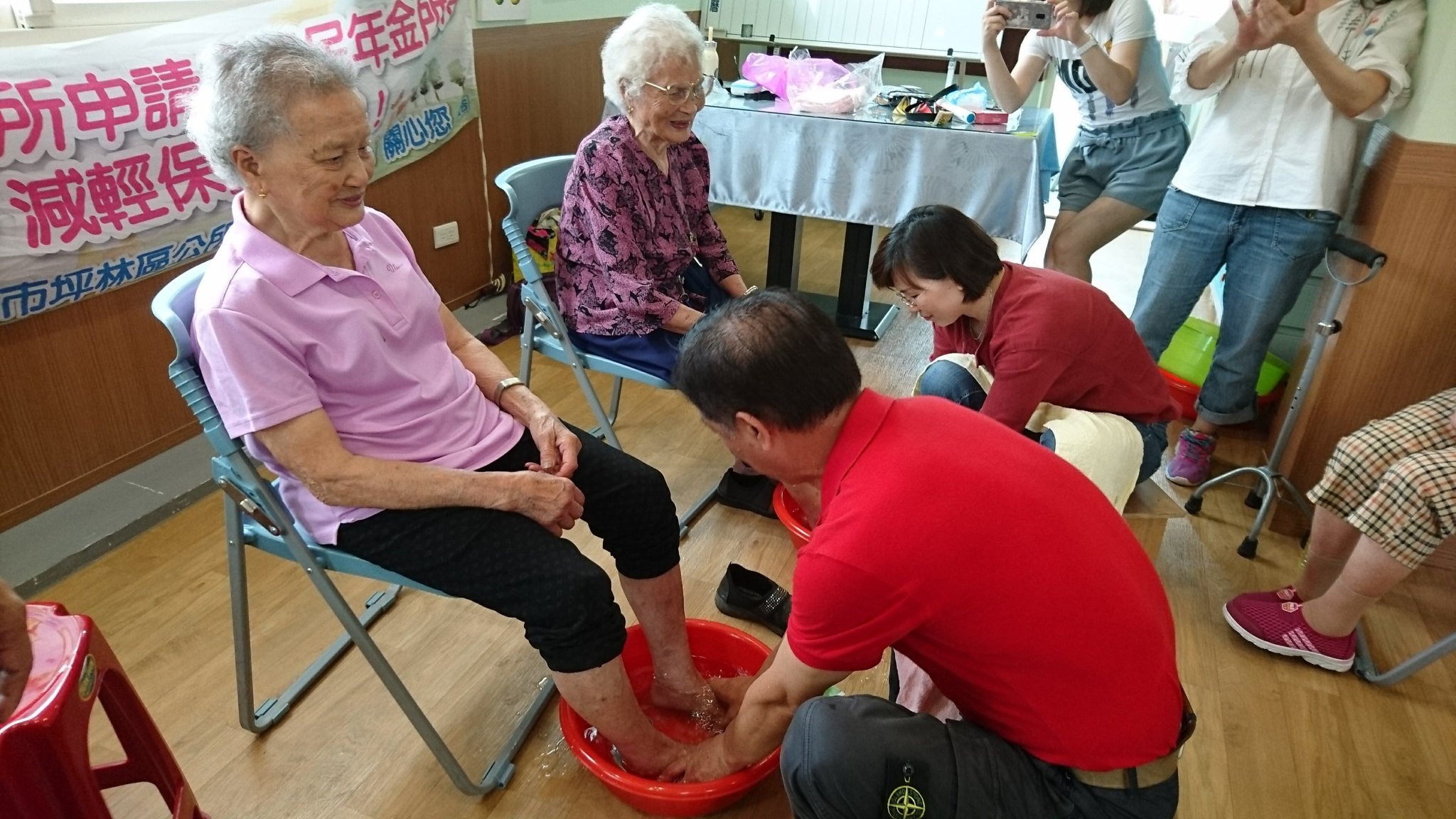 4.孝行獎得獎者梁金生參加沐族感恩活動幫母親洗腳
