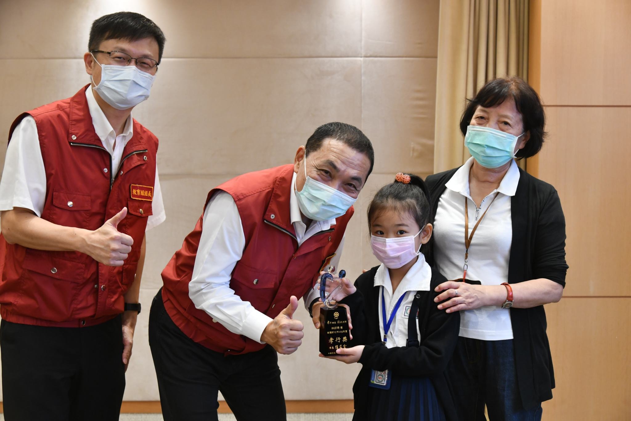6.蘆洲國小二年級的林妍希同學跟奶奶一同領獎