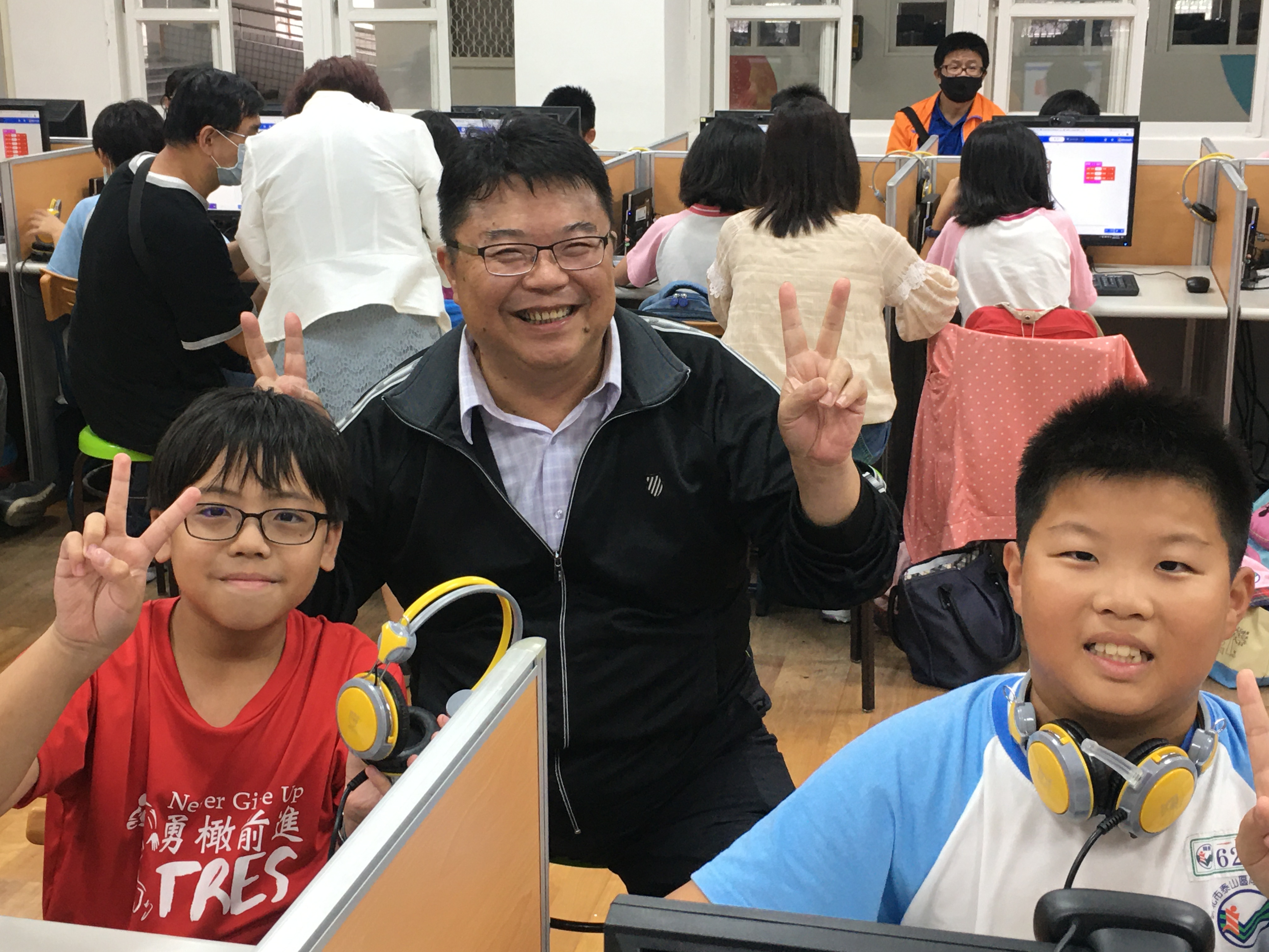 鶯歌國中張俊峰校長與同榮國小學生共學
