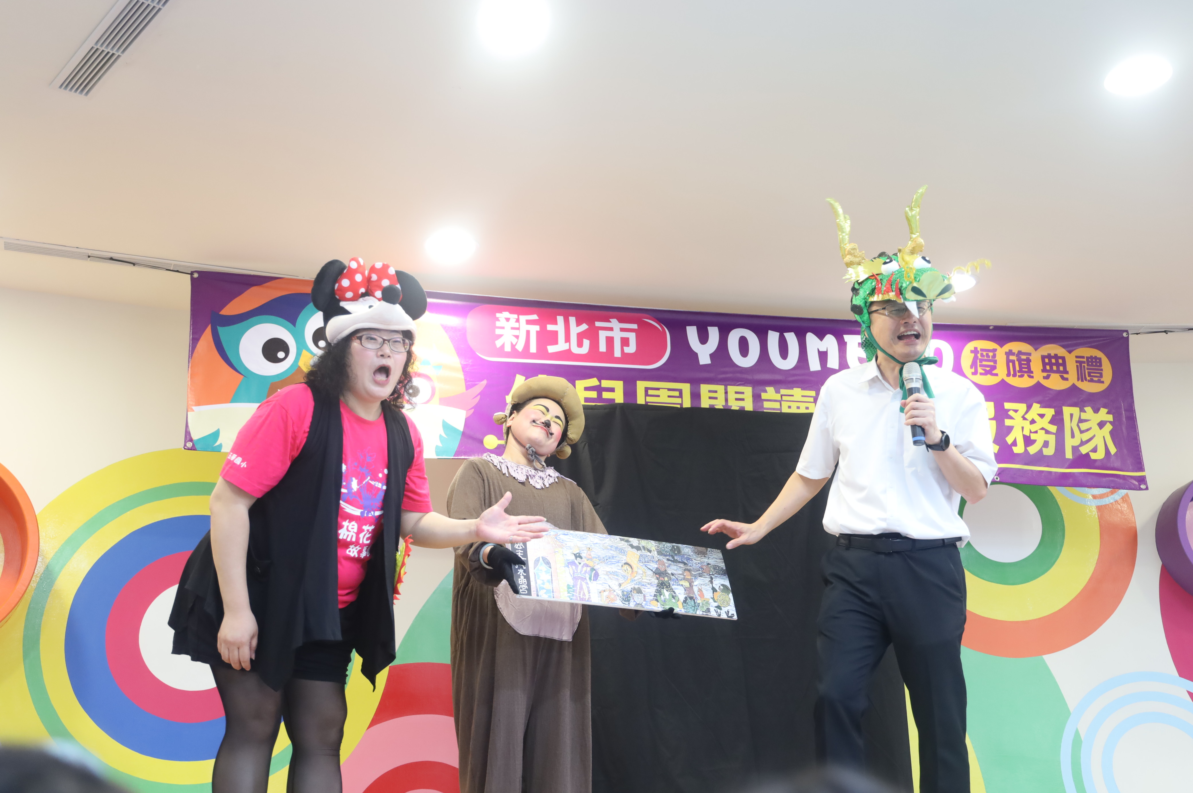 2.教育局長張明文飾演龍王角色(右)，與志工一同演出改編的「孫悟空的真面目」，宣導反霸凌及品德教育
