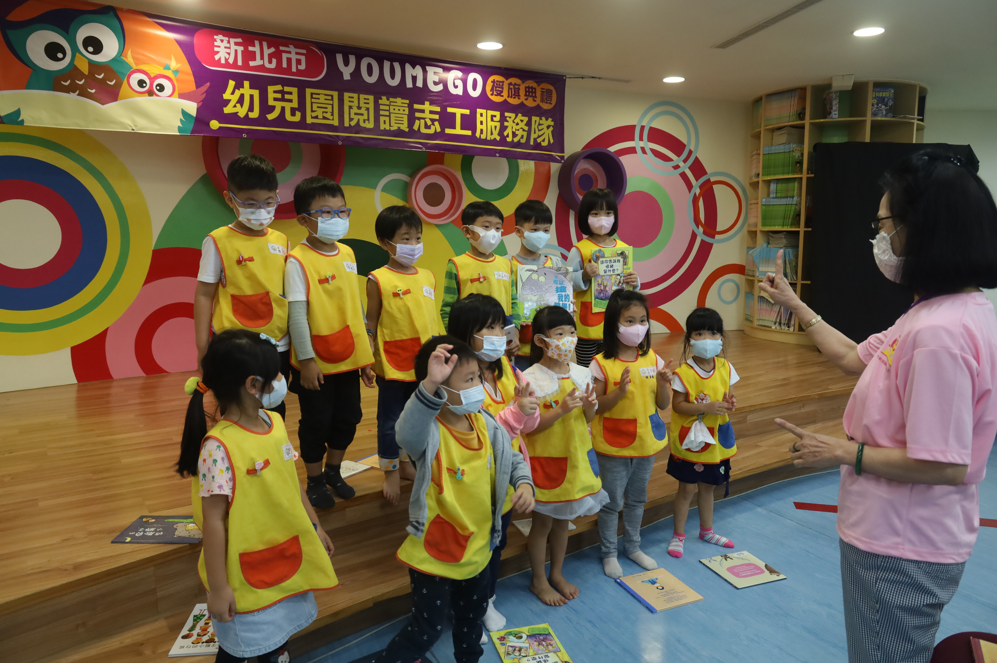 6.閱讀志工溫麗真以活潑方式帶領孩子進入閱讀世界