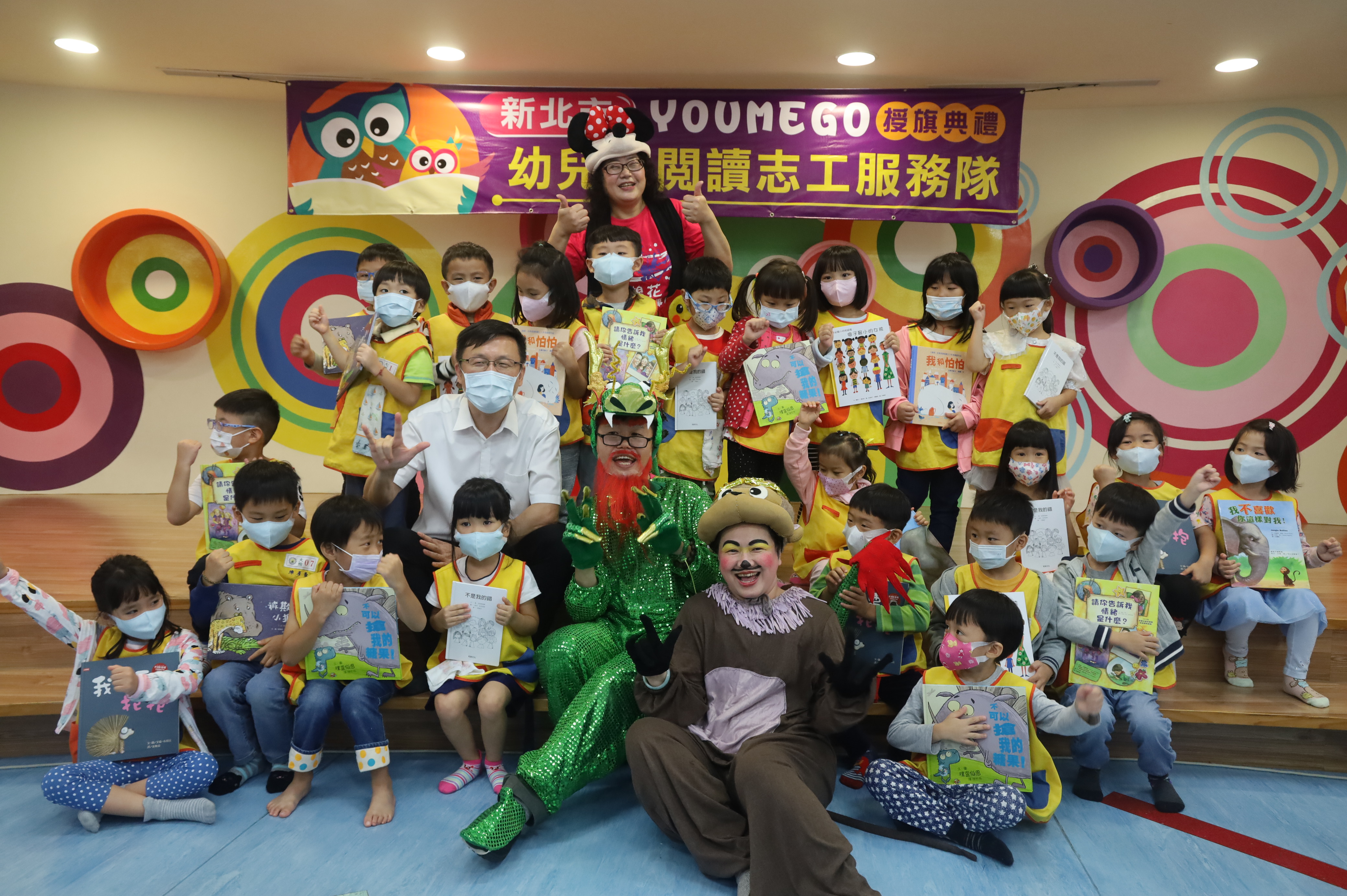 7.教育局長張明文頒發17位閱讀志工徽章及進行授旗，並飾演龍王角色，與志工一同演出改編的「孫悟空的真面目」，宣導反霸凌及品德教育