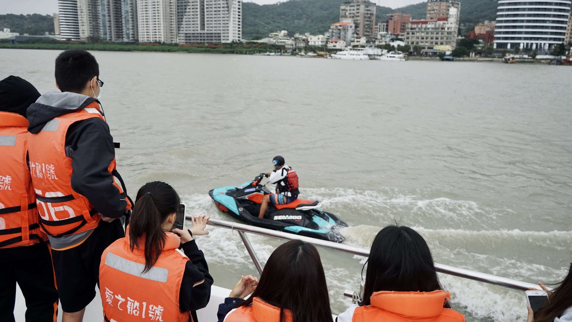 3.職場體驗在淡水漁人碼頭搭乘豪華遊艇「愛之船」，進行藍色公路英語導覽，透過實際郵輪航程體驗，學習用英語向外籍旅客介紹在地風景文化