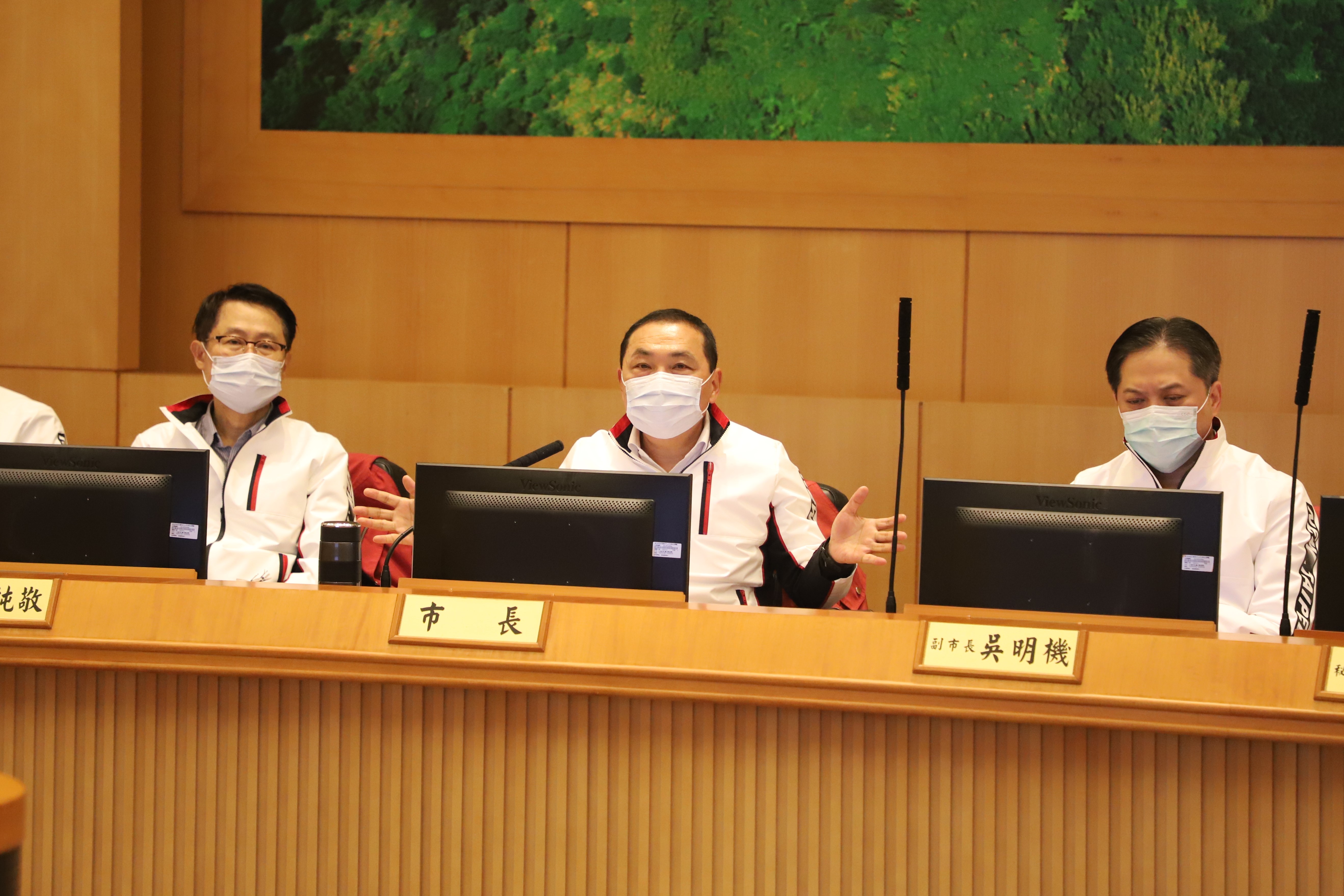 侯友宜市長指示，若有業者被抓到使用萊豬，累犯者除立刻終止契約外，亦不排除公告名單，往後不得和新北學校簽訂午餐契約，以重罰行動全力防守萊豬進入校園