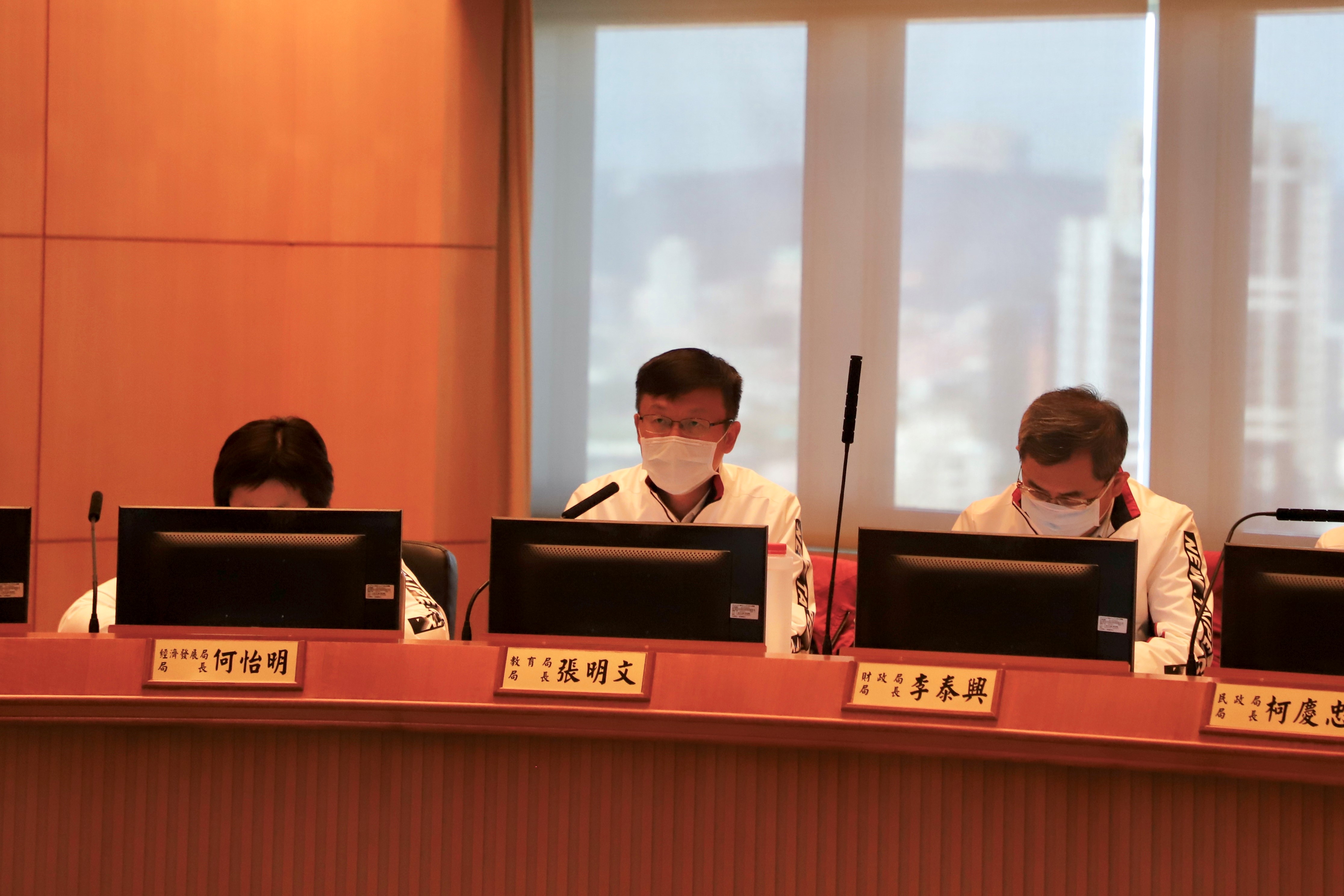 教育局張明文局長於市政會議報告校園午餐萊豬契約變更已完成協商，各校將於一週內完成換約