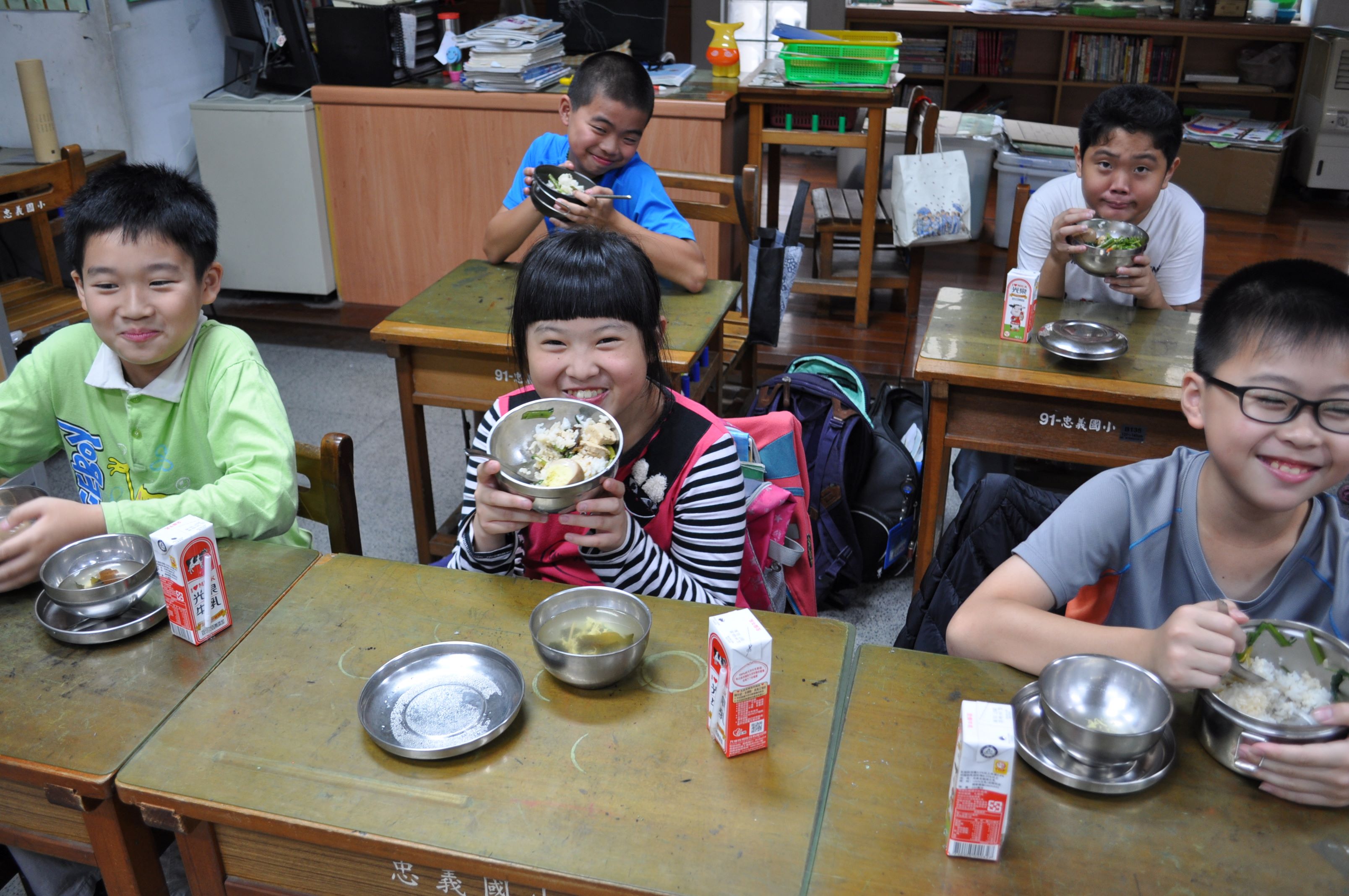 學生食用營養午餐