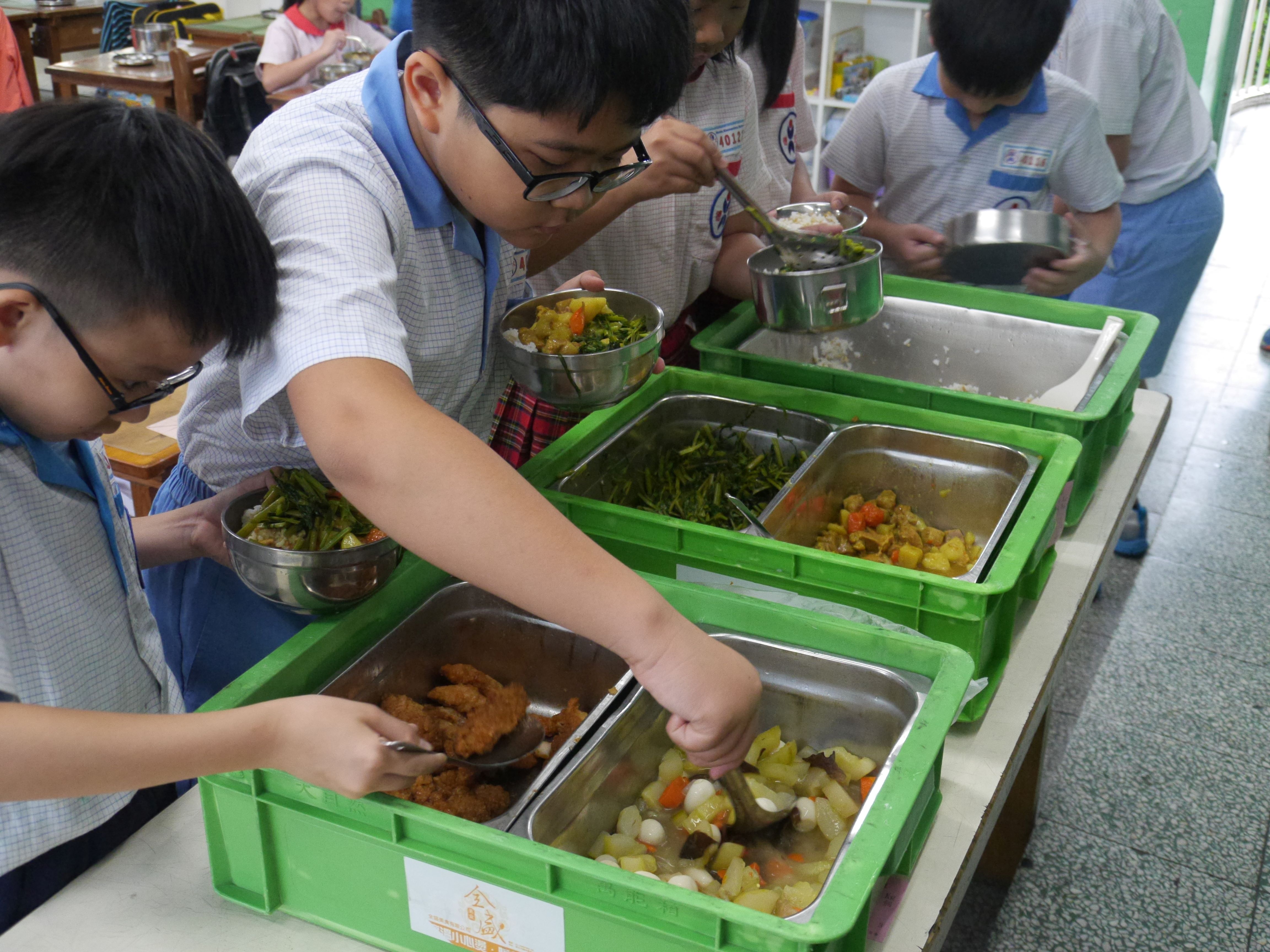 學校營養午餐打飯畫面