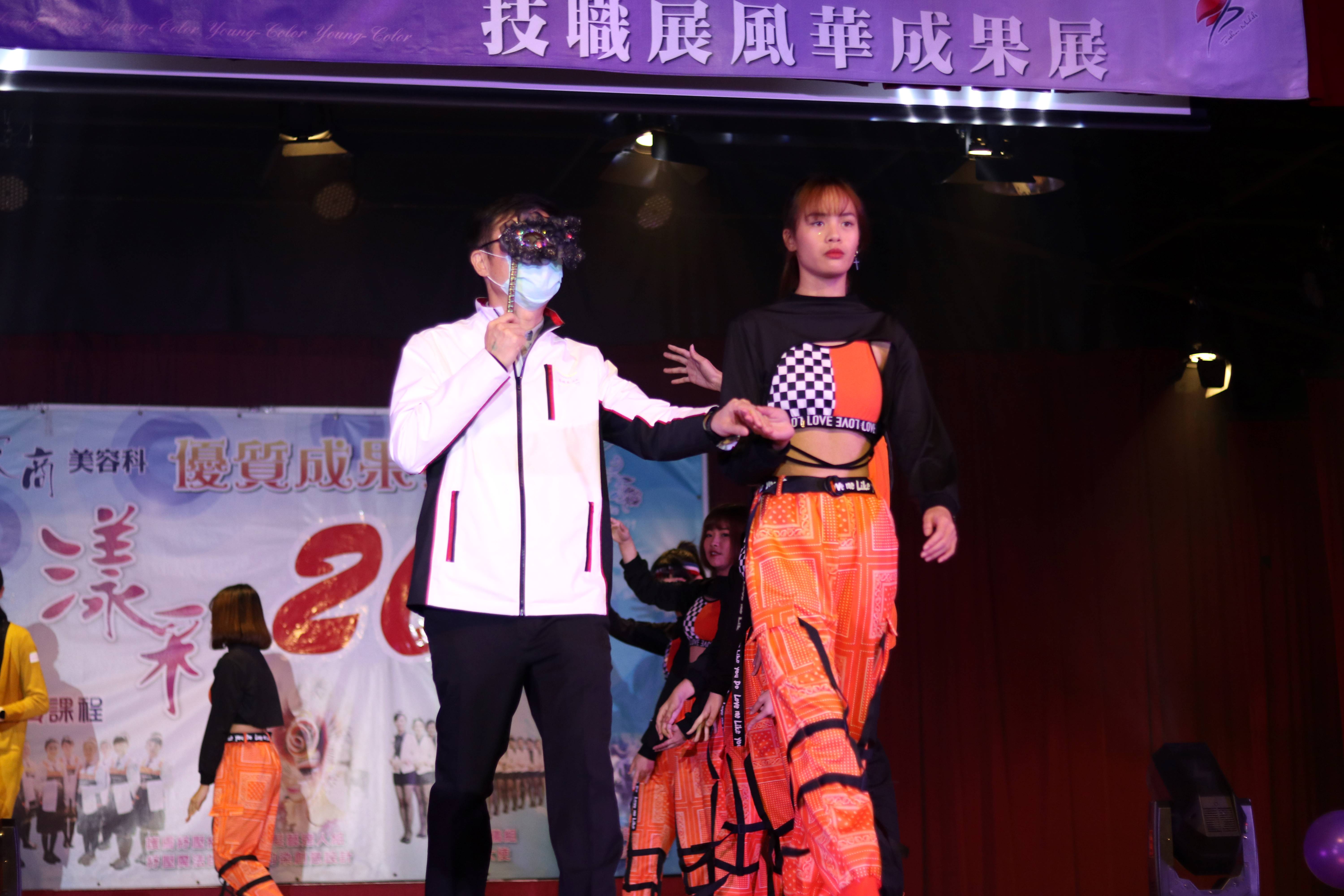 3.張明文局長配戴選手蕭書涵同學親手製作神秘面具一起與學生走上伸展台