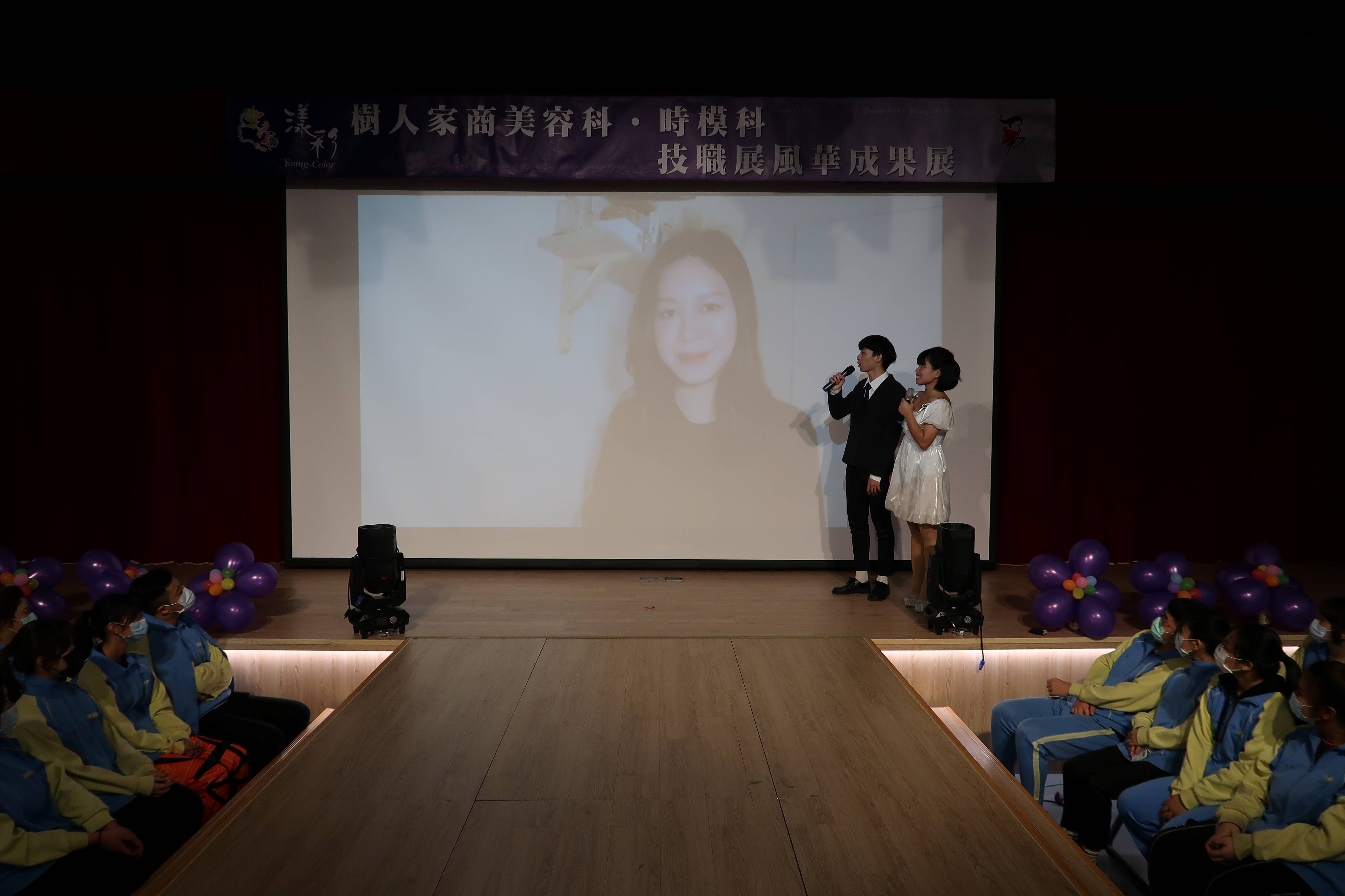 4.目前在英國攻讀碩士的學姐Crystal，與學弟妹們視訊分享歐洲生活與學習經驗，激發大家對於國際彩妝、髮型的濃厚興趣