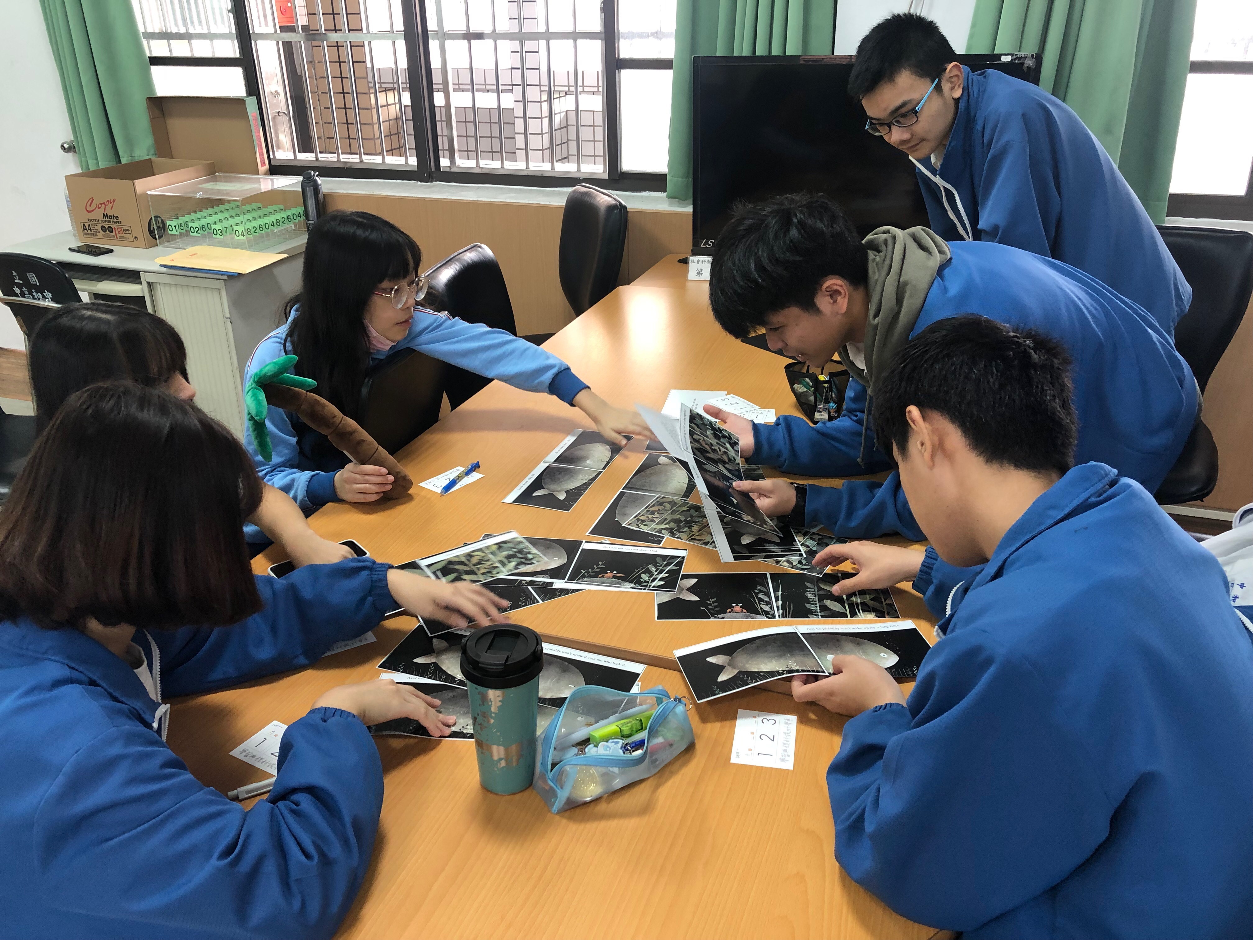 北市大學習與媒材設計學系-學生合體完成教學媒材 拼圖