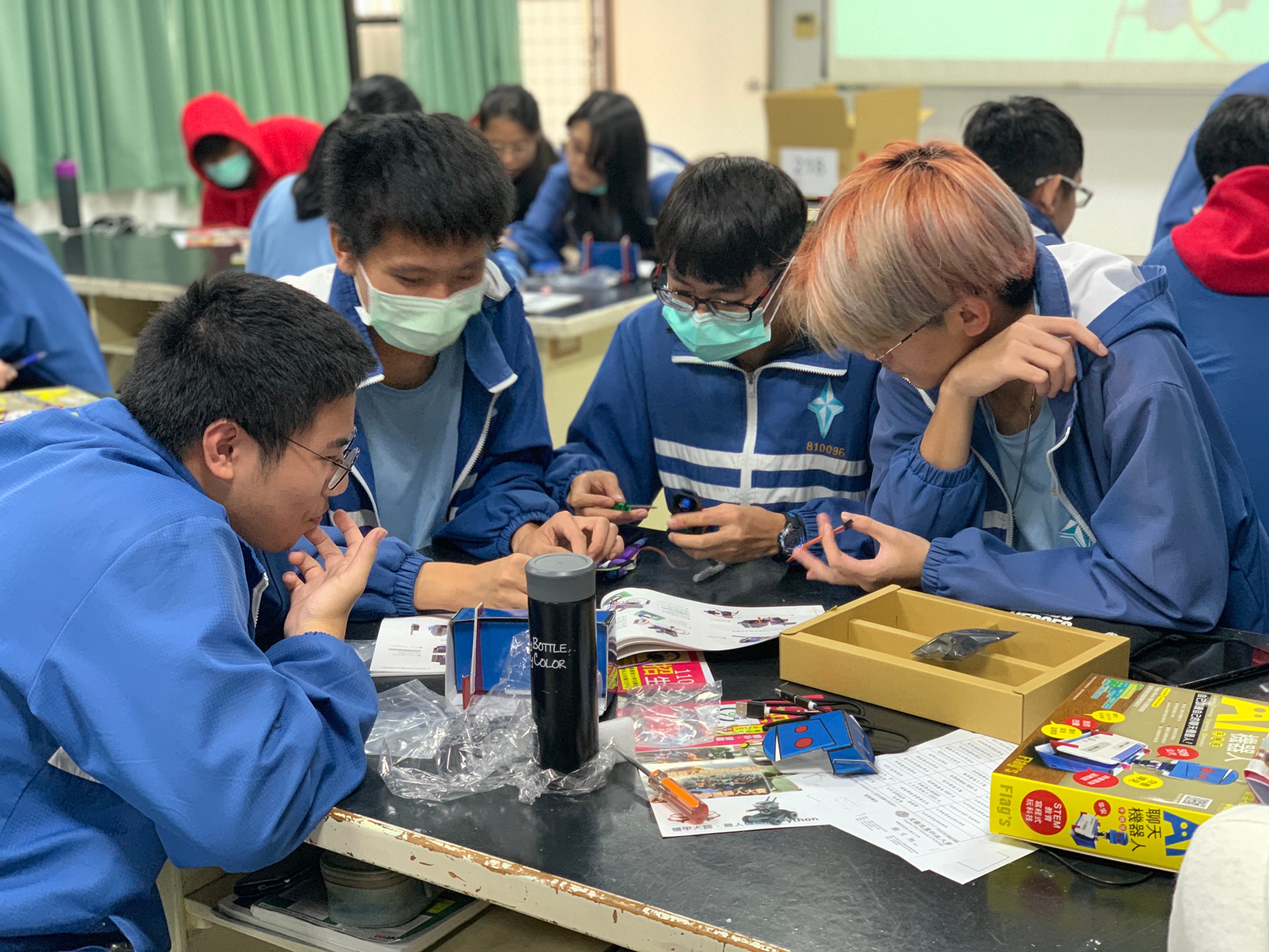 德霖大學講師讓學生組裝智慧機器人