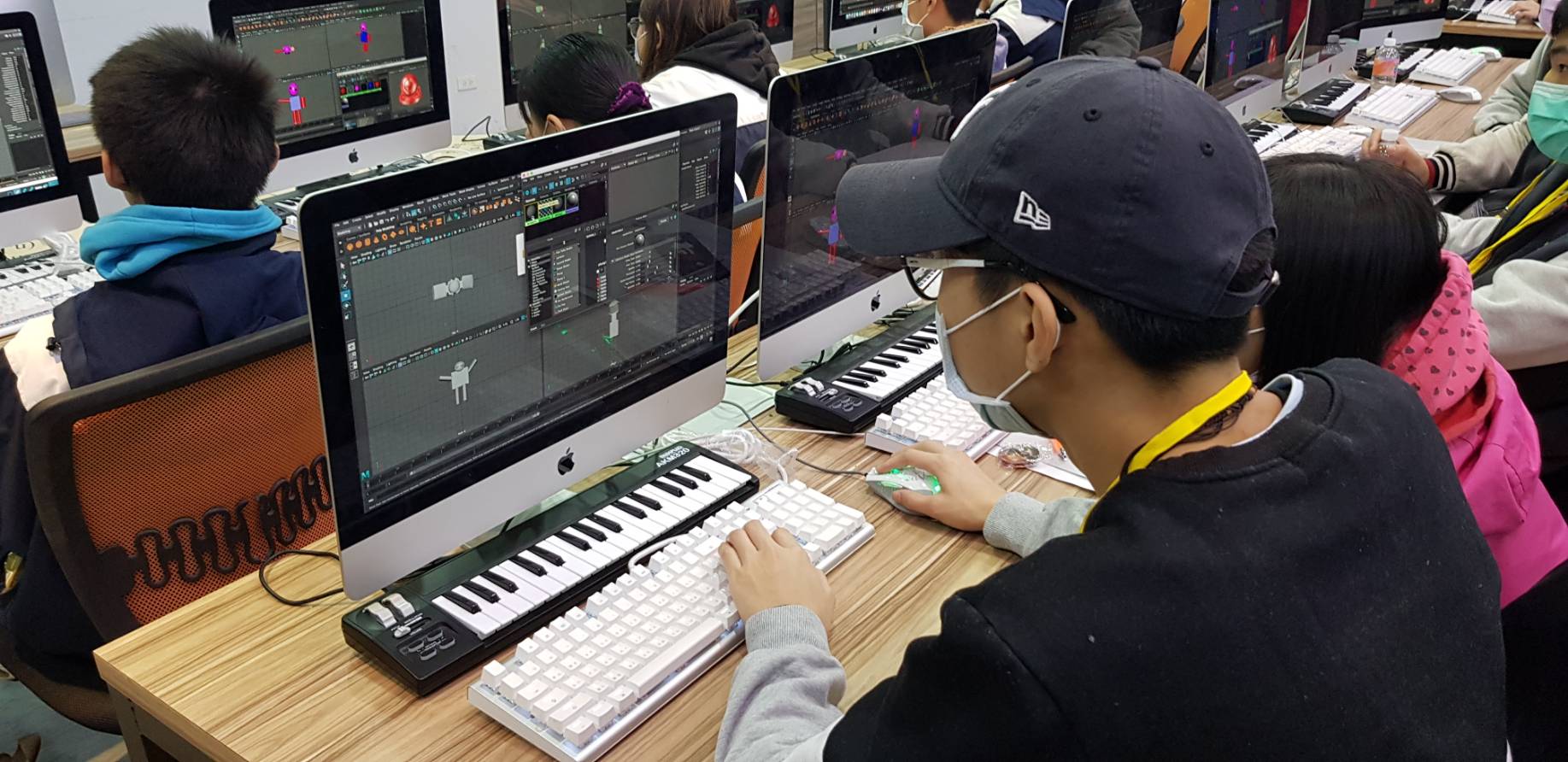 進行英文遊戲3D動畫課程的實際繪製體驗
