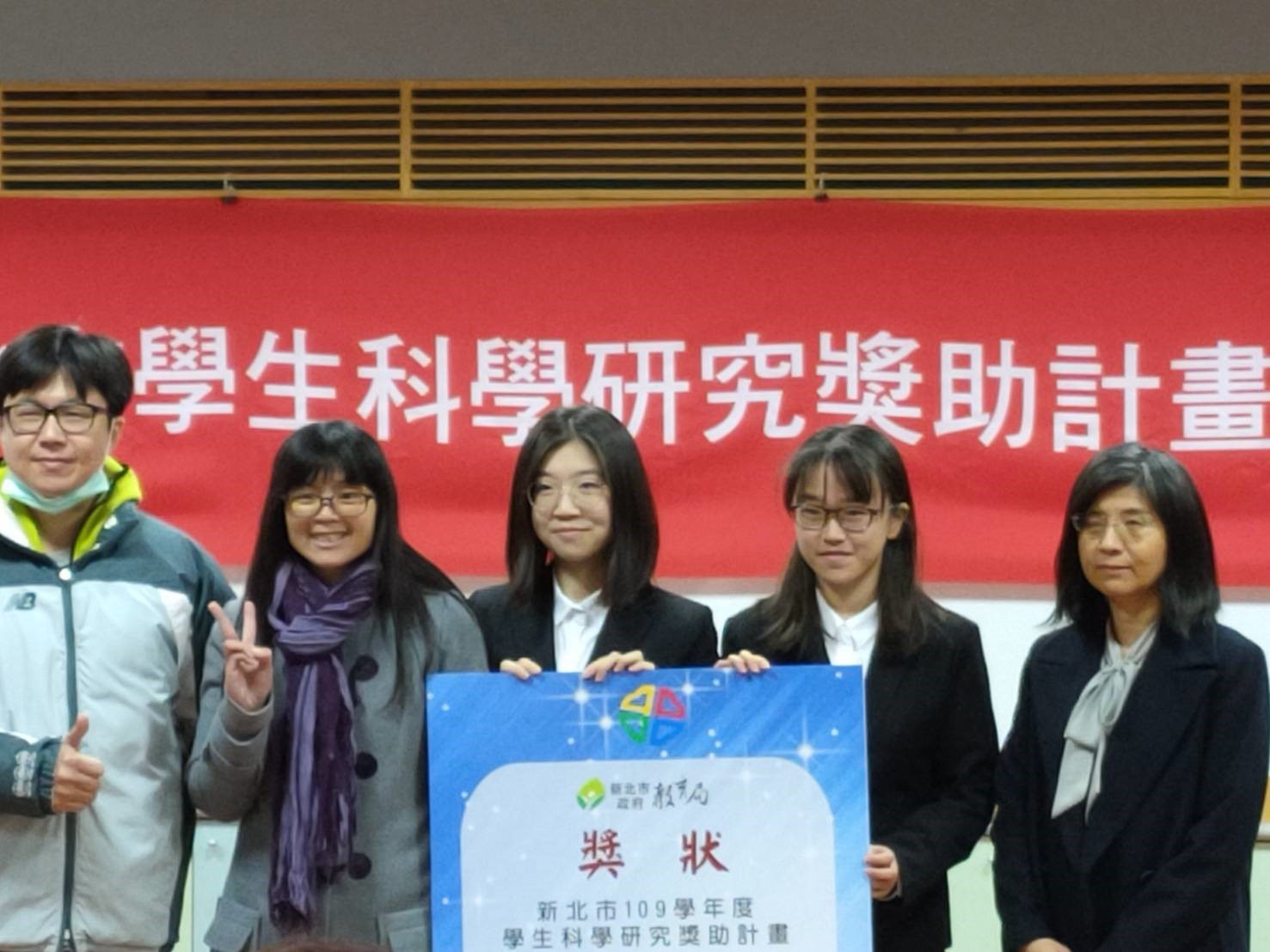 左一胡裕仁老師、左二潘尚怡老師、左三黃曉芸同學、右二黃慈雲同學、右一評審教授