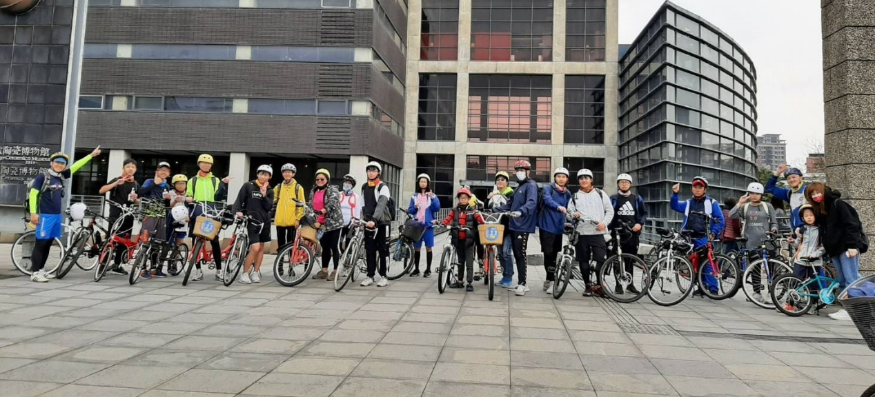 三重高中師生與視障朋友一起騎單車 相互扶持學習
