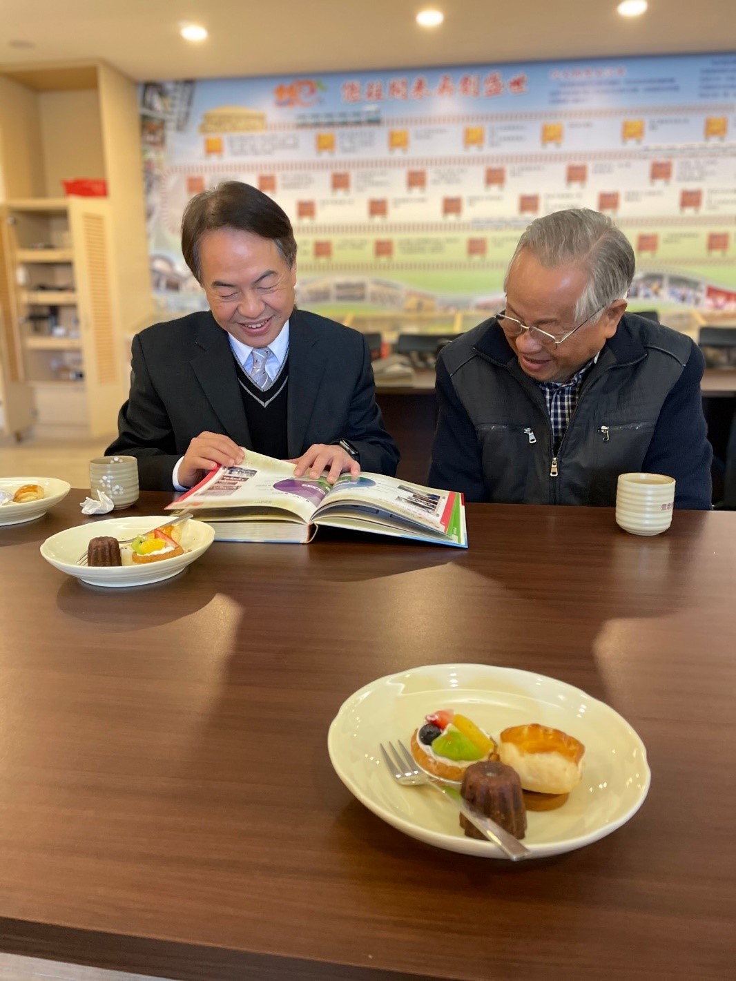 陳威昌總經理與恩師陳仁宗老師翻著校友名錄回憶半世紀前點滴有說有笑