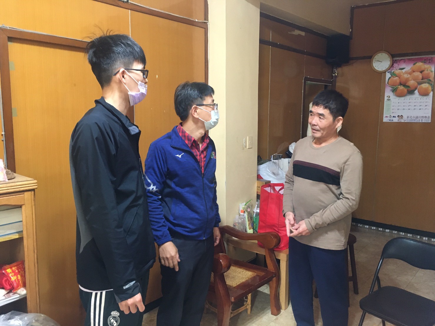 校長鄭文洋前往學生家庭傳遞愛心年菜及年節紅包，表達關懷與祝福