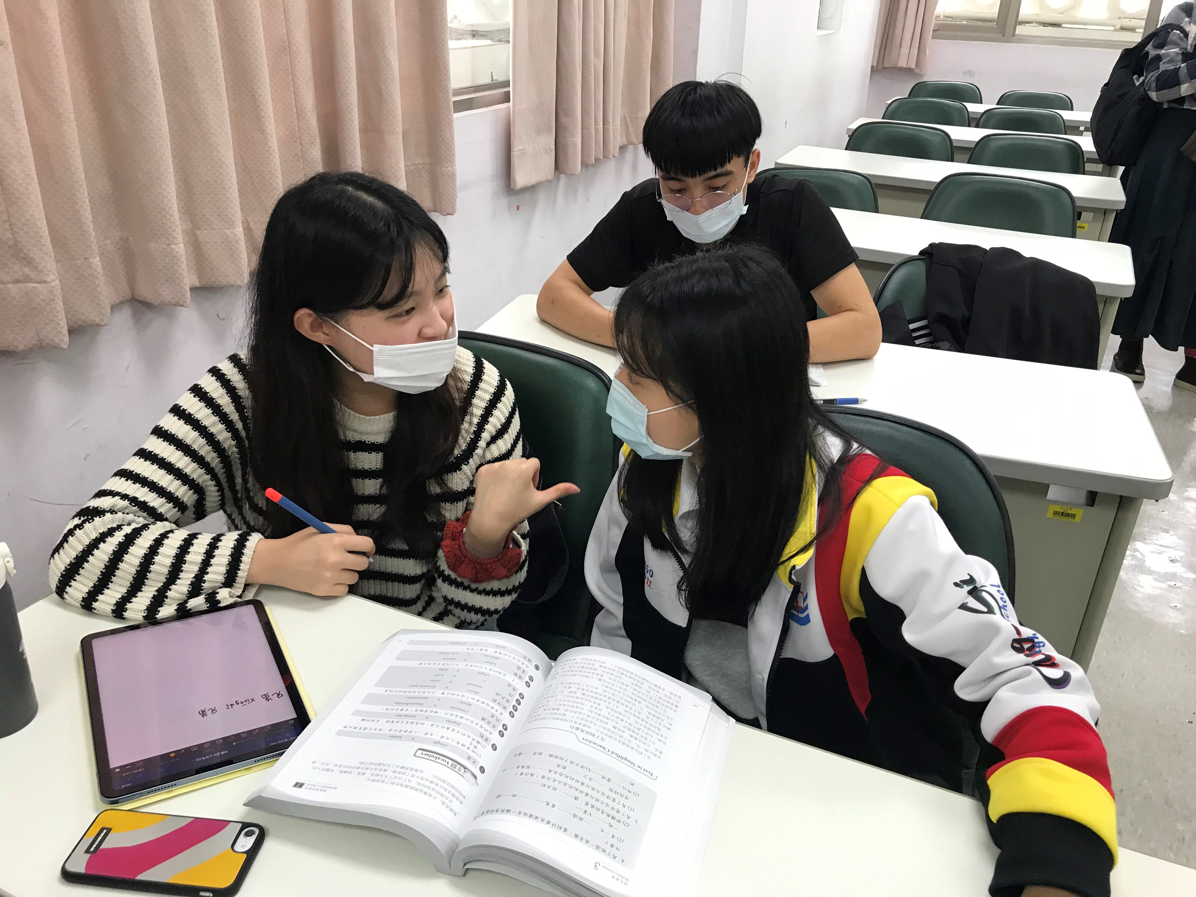 清水高中學生與外籍學生一對一以中英文摻雜練習對話。
