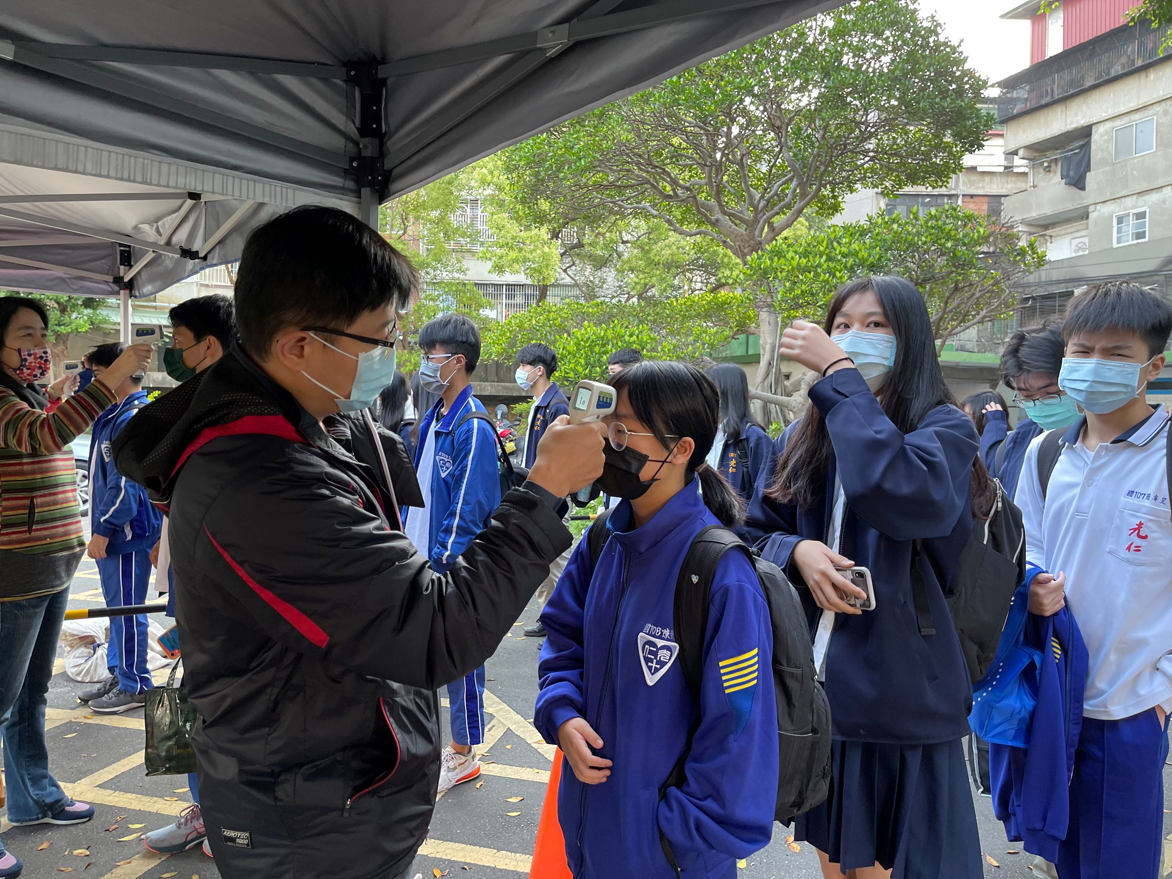 新北市開學前已結合環保局完成全市各校校園內外環境消毒，今日開學日一早教育局全面動員到各校協助檢視防疫工作