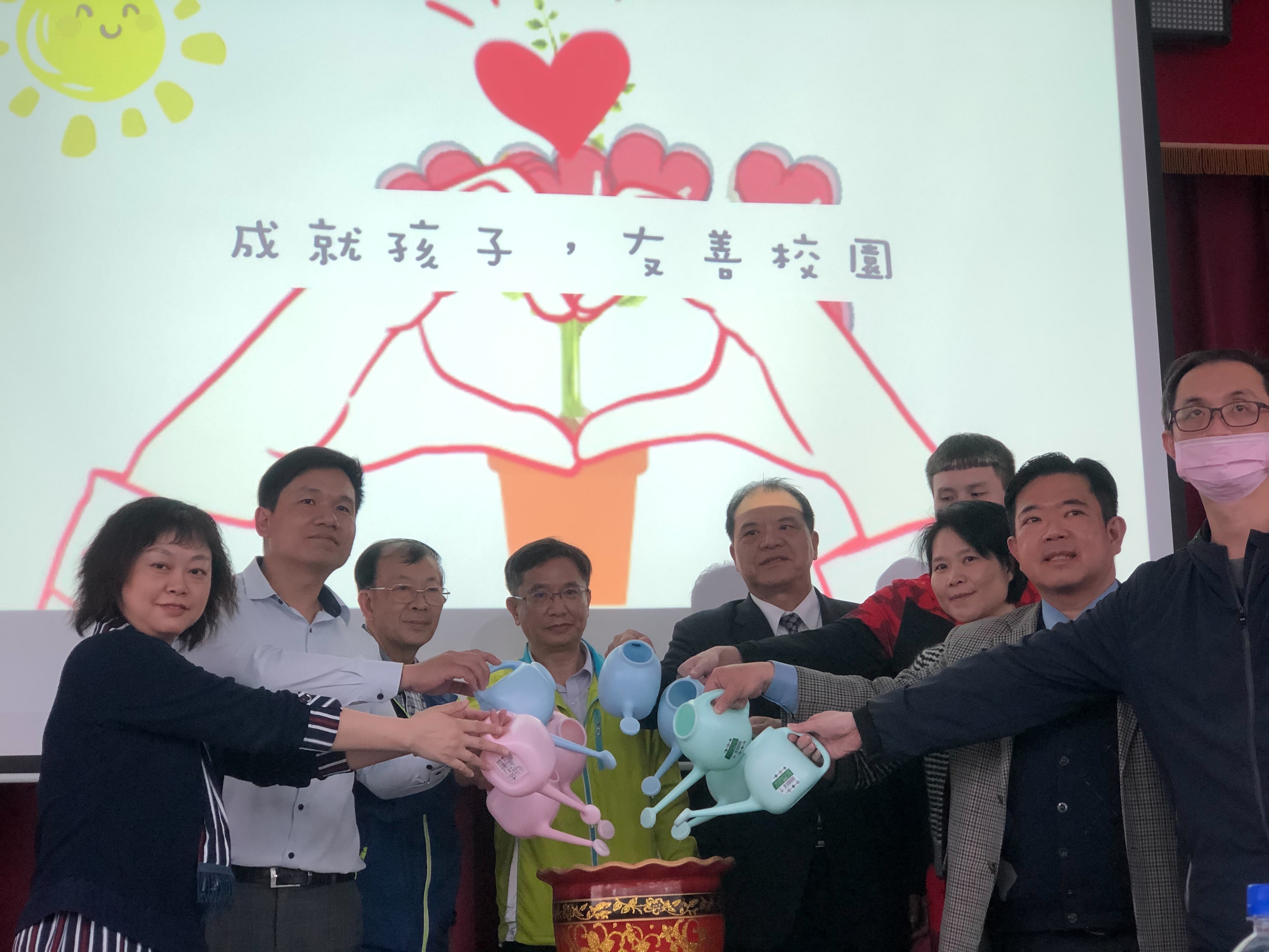前進亞運成就每個孩子合作單位接力為盆栽澆水使其開花，象徵計畫順利成功