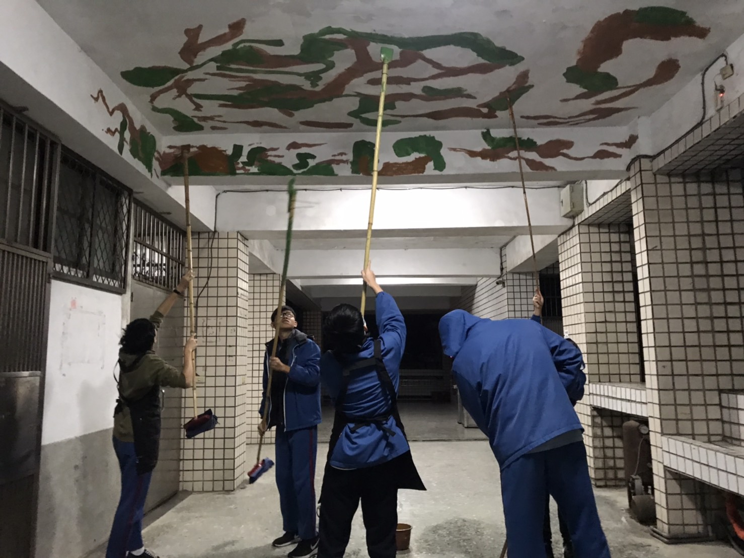 學生利用天花板作畫的過程