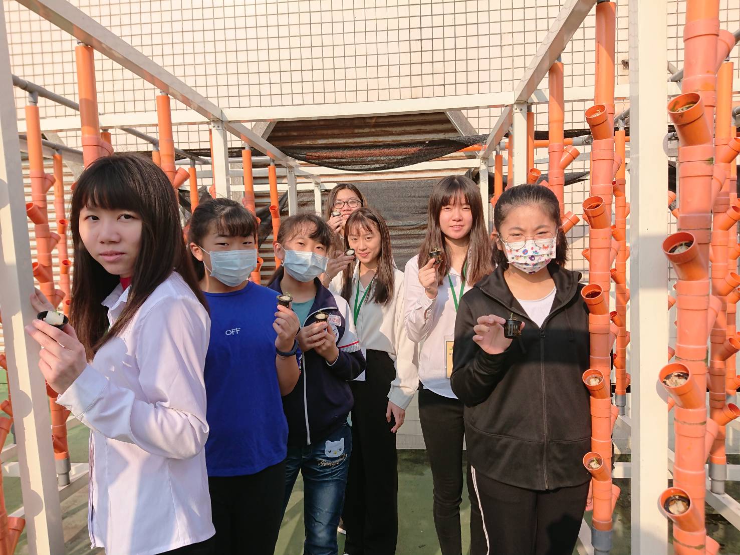 4實習老師與光復學生共同種植.