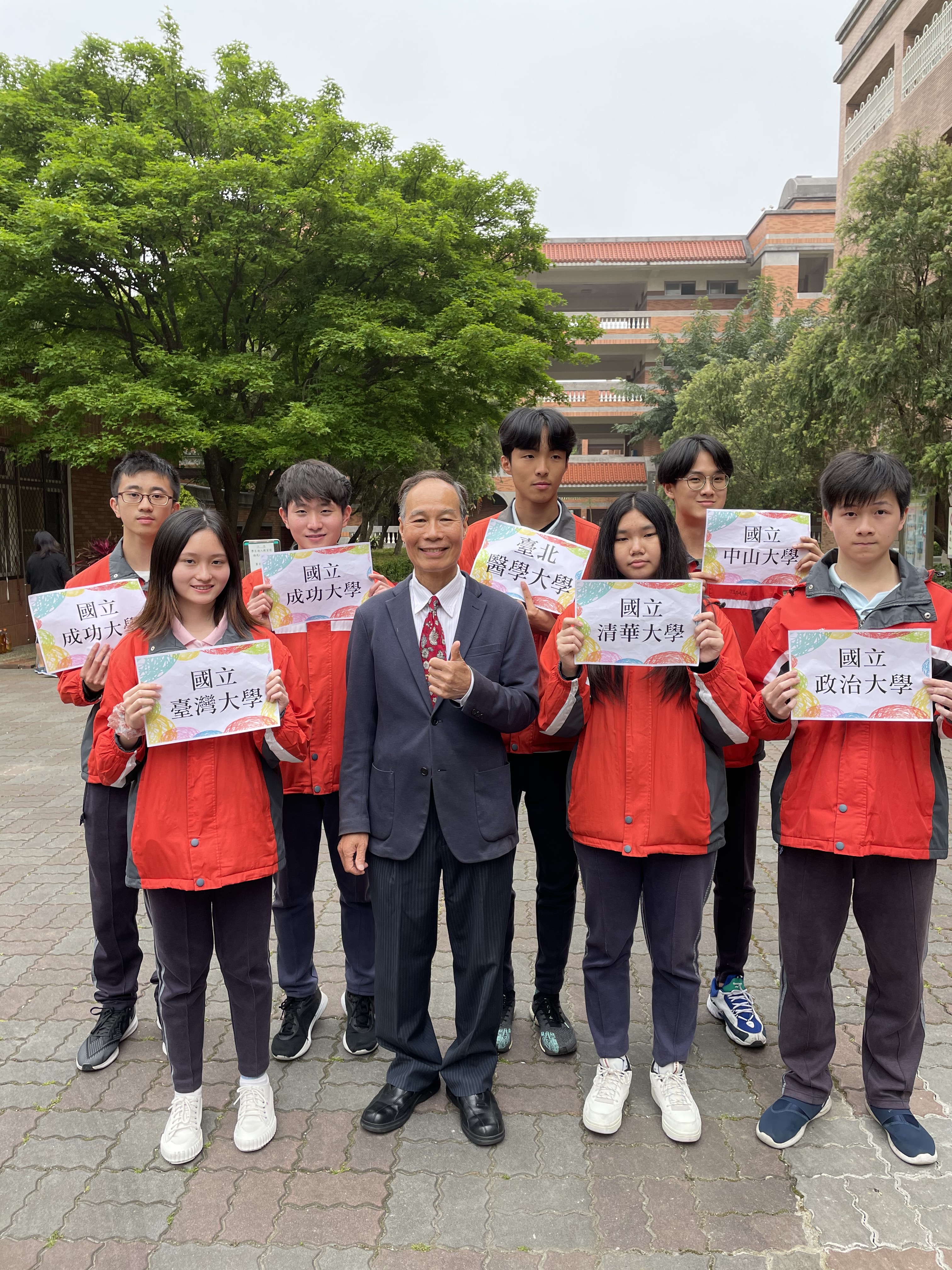 7位優秀上榜同學與校長合照_2