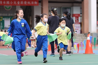 學生進行集點活動