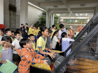 學生進行籃球PK