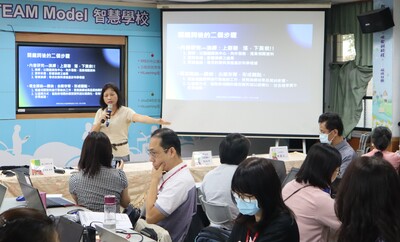 呂秀蓮教授說明課綱關鍵字內涵研究歷程.
