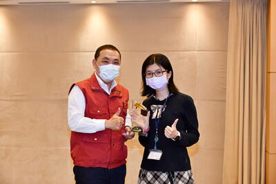 新北市榮獲108學年度健康促進學校特優縣市，侯市長於市政會議接受教育局魏佳瑜科長獻獎.